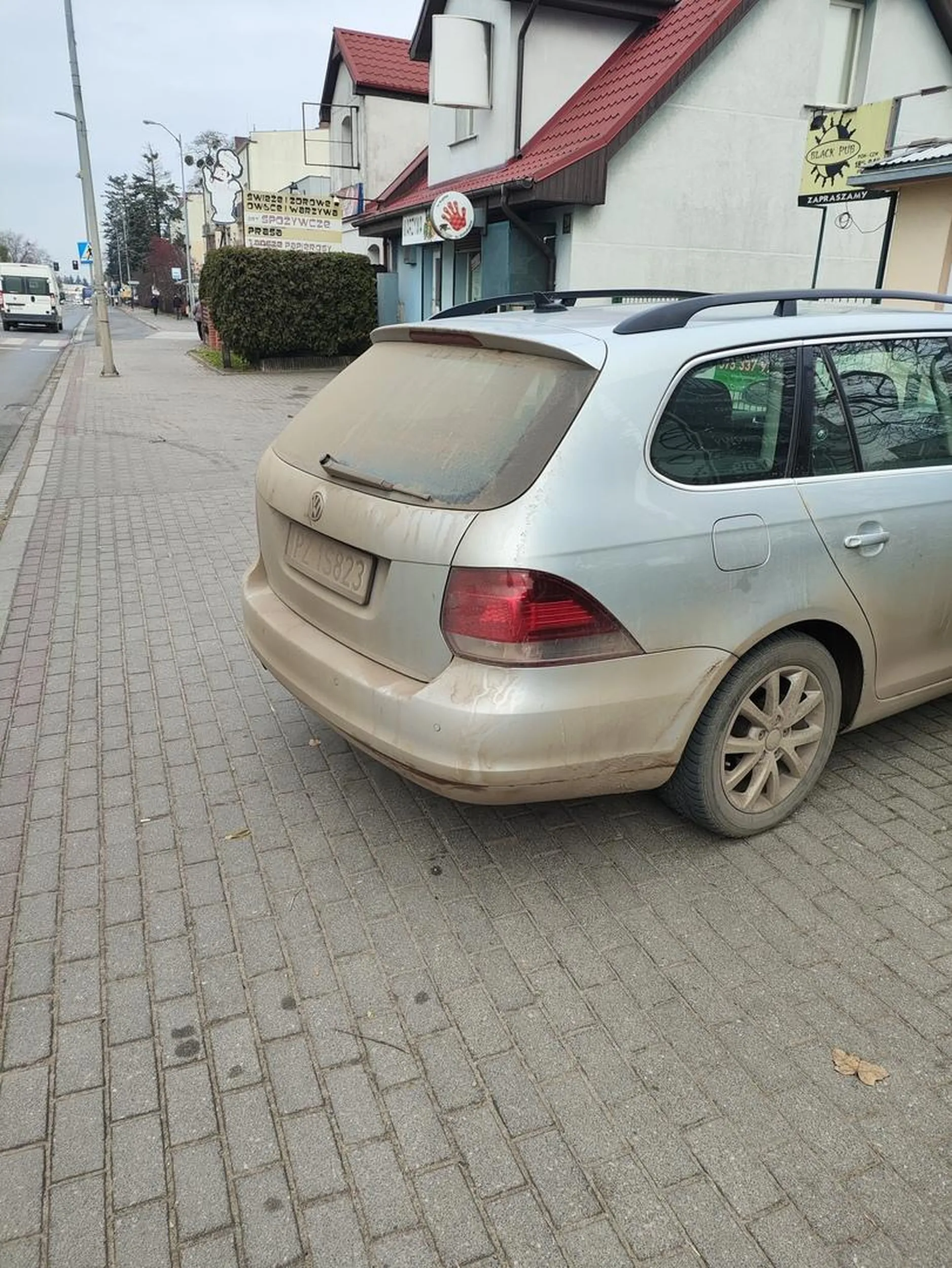 Mistrz zaparkował na chodniku i bezpieczny przejazd wózkiem obok ruchliwej drogi jest nie możliwy bo trzeba wejść częściowo na jezdnię. Następnym razem potrenuj parkowanie
