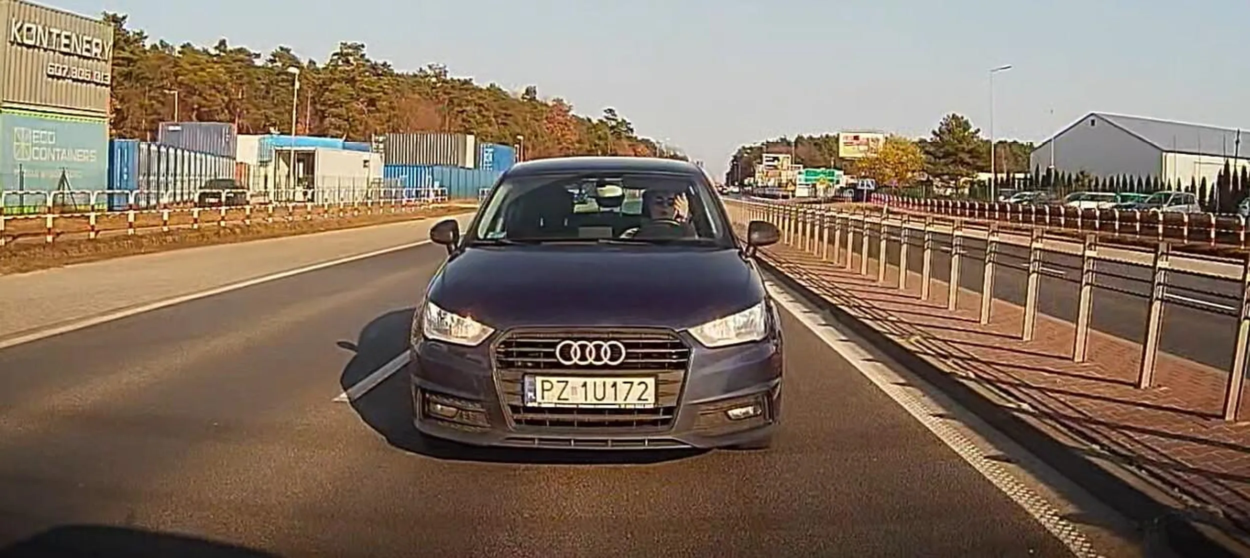 Przygłup jeździ na zderzaku, podjeżdża pod sam zderzak, jadę 60 na 50 i mu jeszcze mało( teren zabudowany)