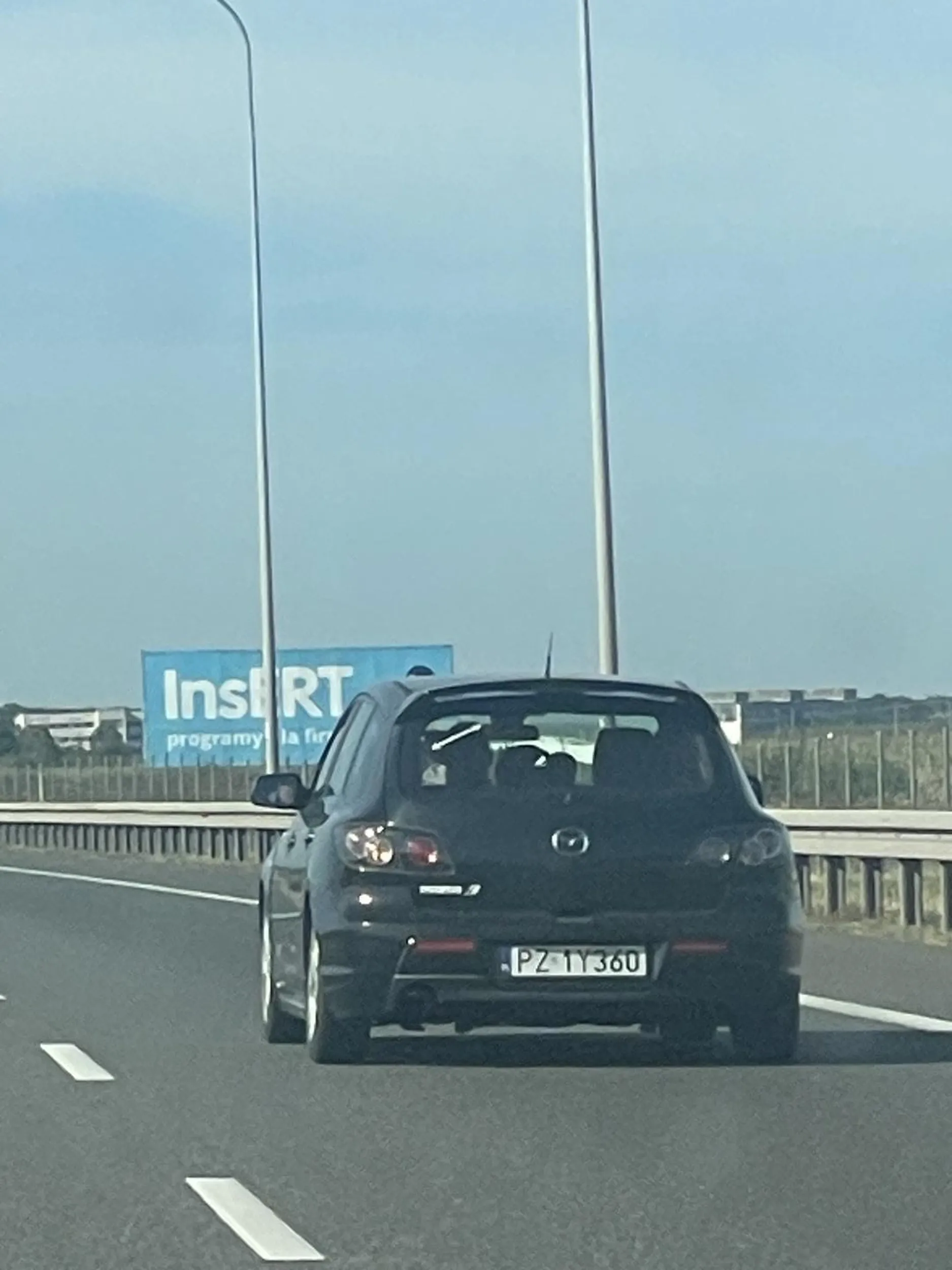 Kierunkowskazy nie istnieją, stała prędkość też nie, popisy z kolegami. Kup se lanosa i kapelutek, nie psuj gębą wizerunku Mazdy.