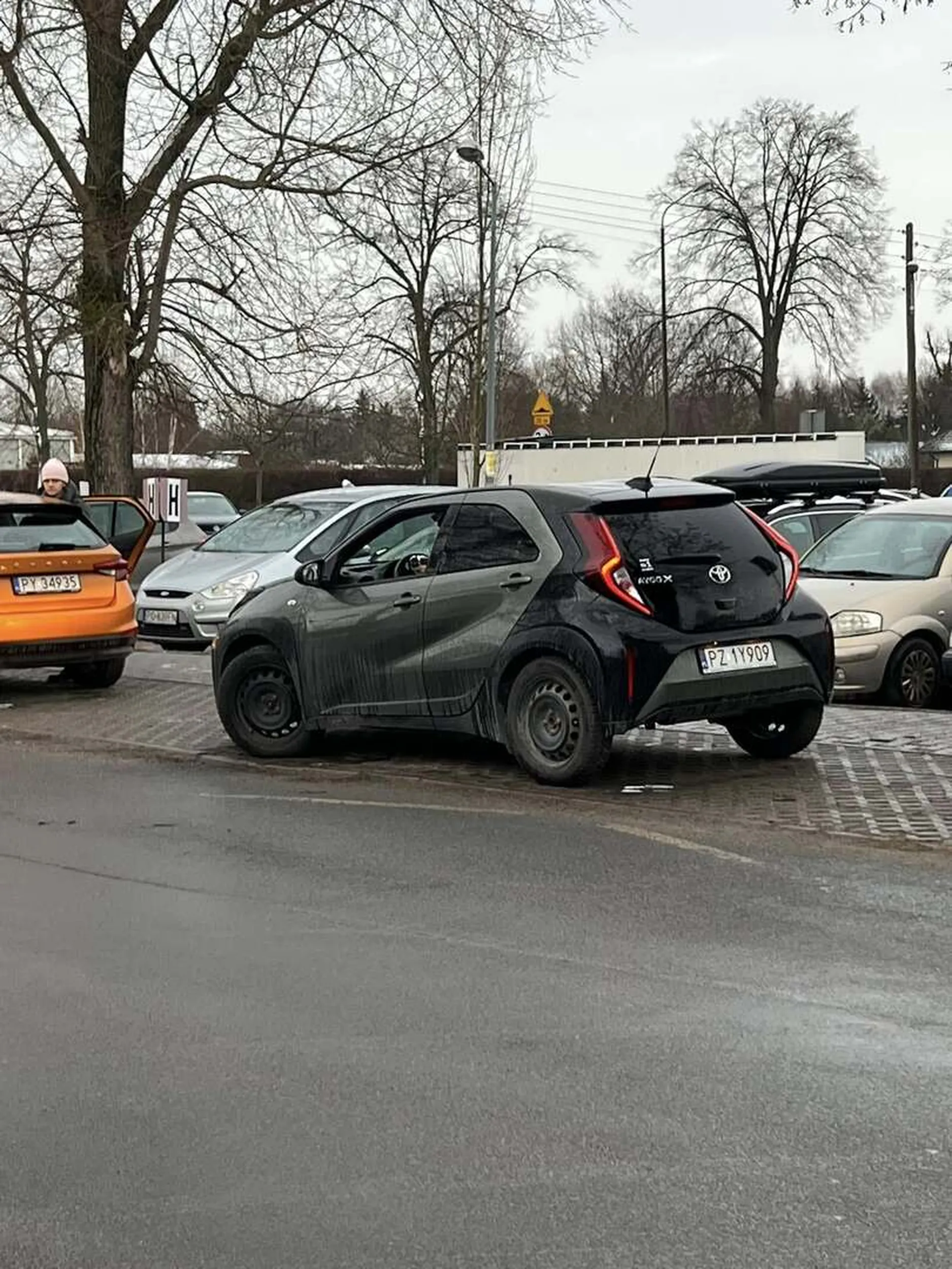 Stoi pod przedszkolem by nagrywać kamerą wychodzące z niego dzieci!