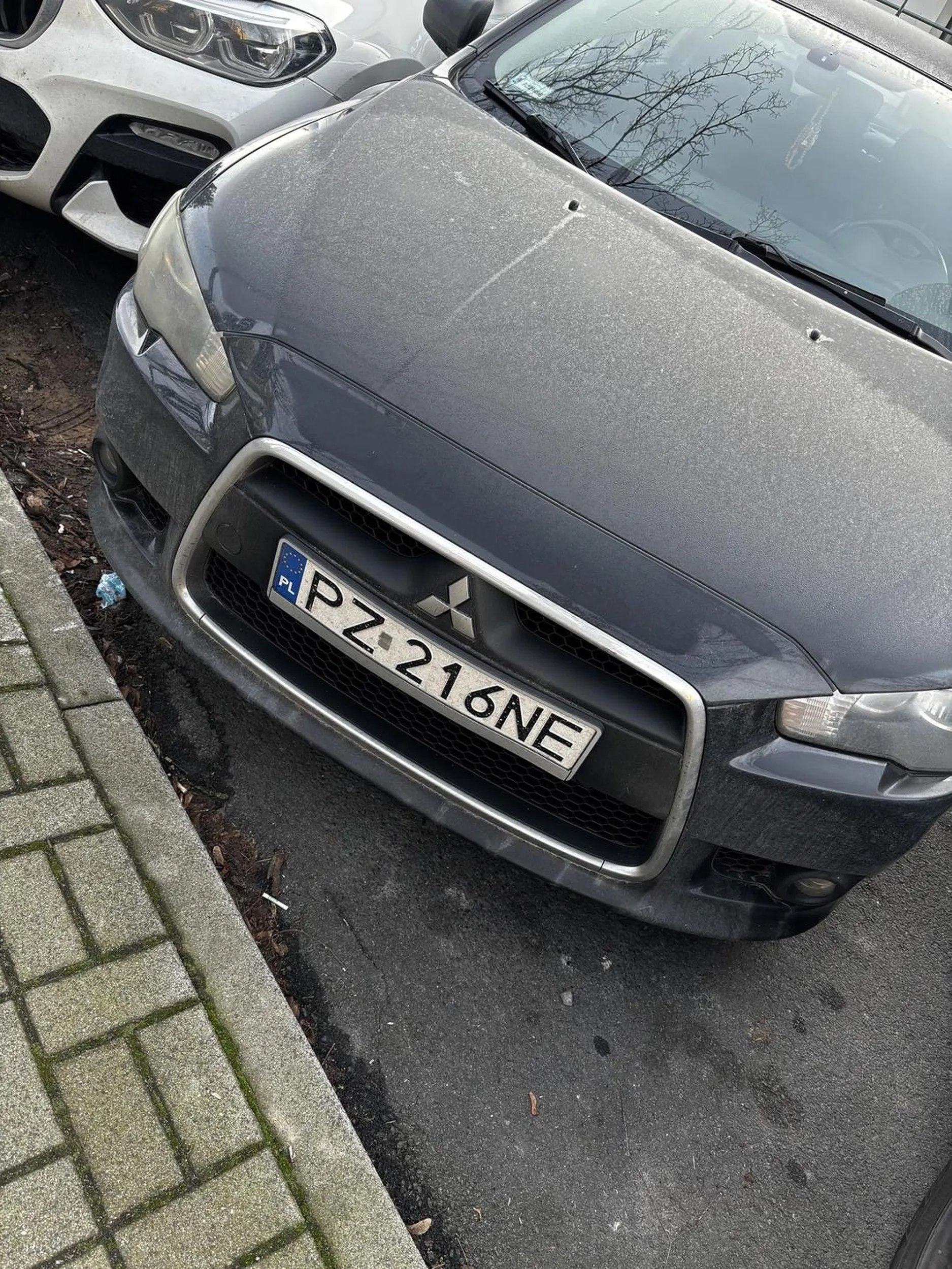 Pustak nie umie parkować, i przy wysiadaniu uderza drzwiami swojego starego trupa w sąsiedni samochód. Po zwróceniu uwagi twierdzi, że „nie ma czasu” Naucz się parkować szlaufie albo schudnij jak nie umiesz wysiąść.