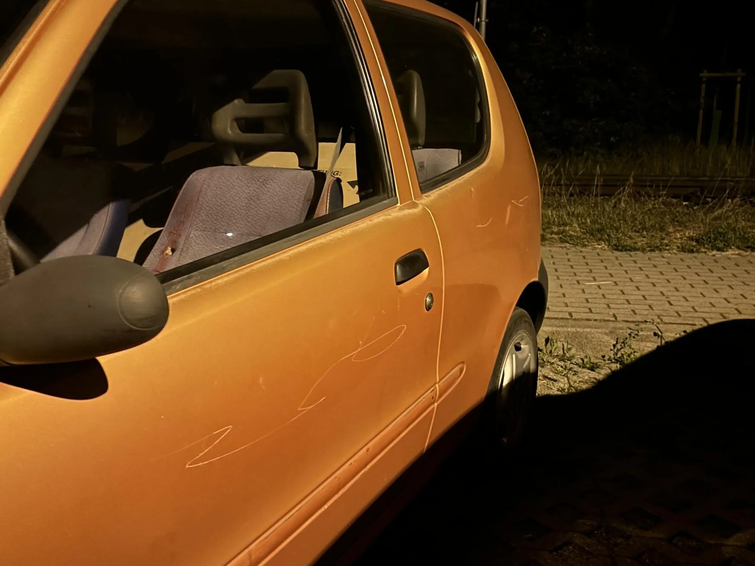 Sytuacja z końcówki zeszłego roku, całość wydarzyła się przy Termach Maltańskich. Zalecam ostrożność - kierowca nie jest w pełni sprawny psychicznie. Nie umie jeździć i parkować. Po wyprzedzeniu go i zajęciu miejsca (nie wykonywał manewru parkowania) przyczaił się i kilka chwil później swoim kluczykiem specjalnie porysował mi mój samochód. Zwykły cham ! Na zdjęciu możecie zobaczyć talent artystyczny tego człowieka na moim Seico ...