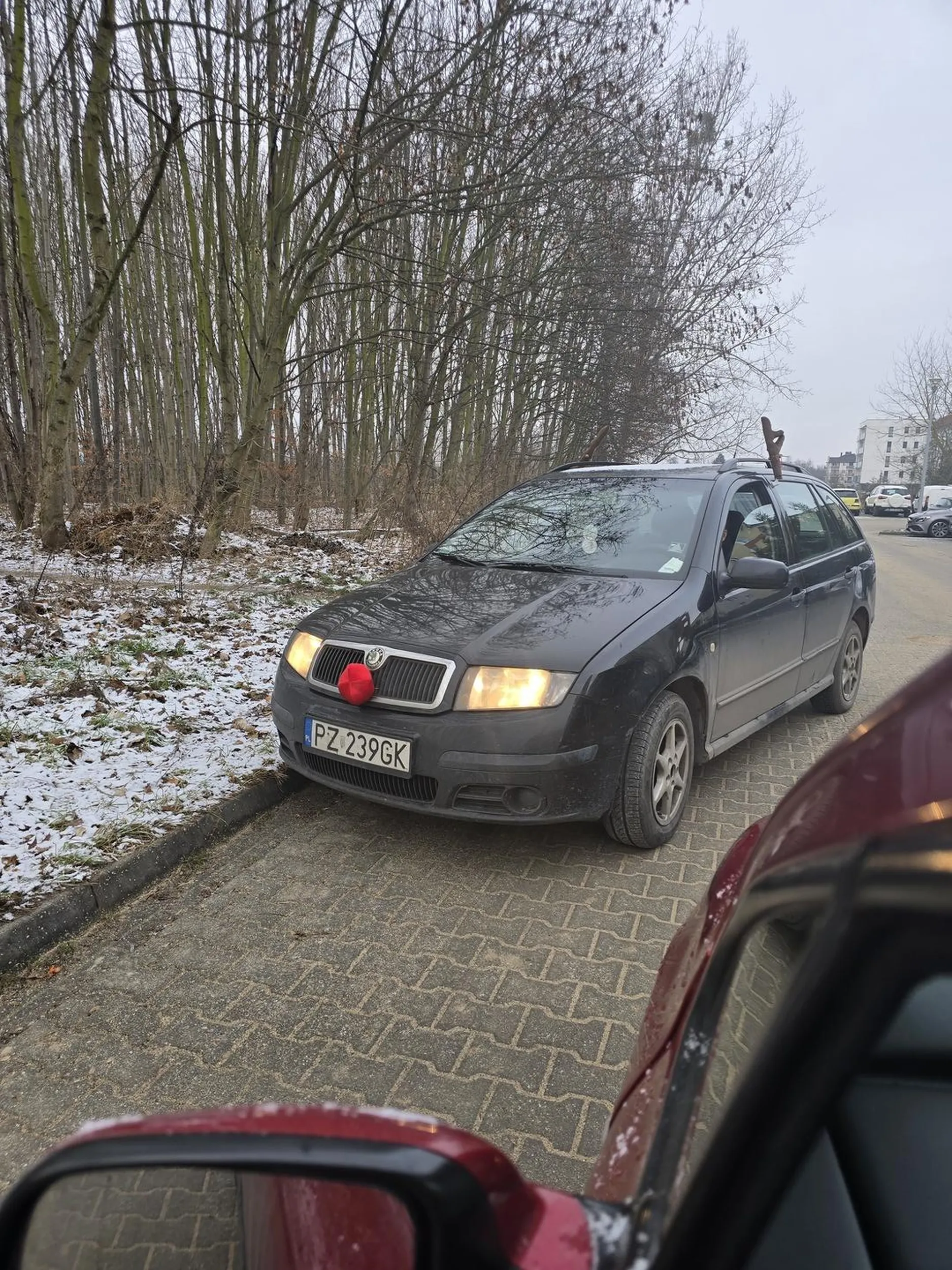 Kobieta prowadząca samochod, bo kierowcą nazwać jej nie można, całkowicie pozbawiona wyobraźni, logicznego myślenia i podstawowych umiejętności prowadzenia najpierw wjeżdża w wąską osiedlową uliczkę, widząc że inny samochód wyjeżdża, staje w samym przejeździe i oczekuje od innych kierujących, że to oni będą ustępować miejsca, bo wielka księżniczka przyjechała, pokazując Pani, że ma wycofać, cały czas dyskutuje, że ona ma dużo kręcenia, gdzie miała cofnąć 3m i wjechać sobie przodem, jeśli już użycie biegu wstecznego jest takim wysiłkiem. I tak, jak Pani zauważyła, służby zostały powiadomione (za całkowitą blokadę wjazdu i wyjazdu) i to nie ja  się wycofałem ze swojej racji (czas oczekiwania na podjazd do 1h) tylko Pani nagle uciekła, po krawężniku. A jak już tak ładnie Pani mi życzyła, to i ja Pani życzę samych szerokich autostrad i oby tylko takich gburowatych osób, jak ja, dam Pani dobrą radę, jest wiele szkół jazdy, które przypomną, albo wytłumaczą co to jest bieg wsteczny i jak go u