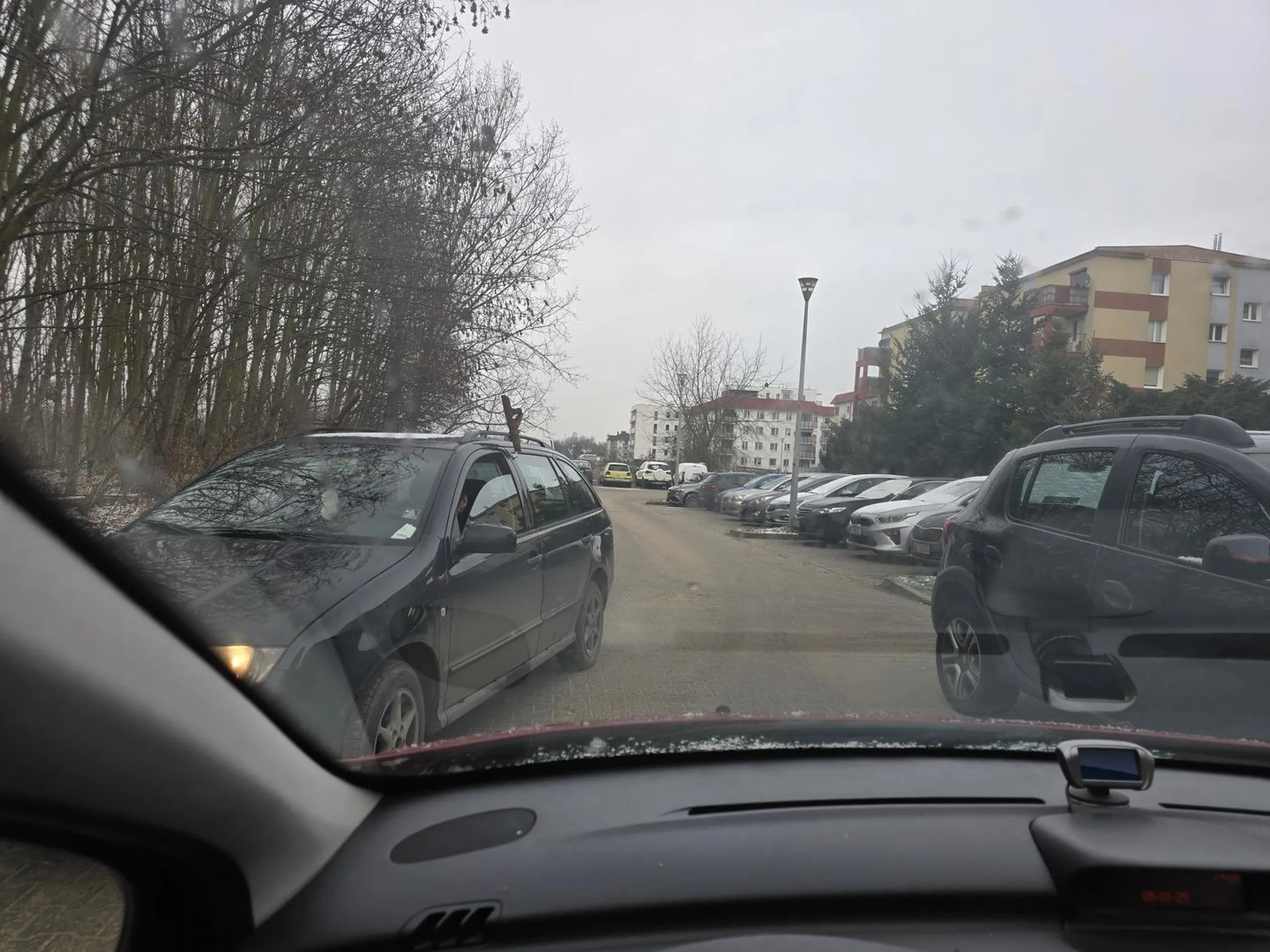 Kobieta prowadząca samochod, bo kierowcą nazwać jej nie można, całkowicie pozbawiona wyobraźni, logicznego myślenia i podstawowych umiejętności prowadzenia najpierw wjeżdża w wąską osiedlową uliczkę, widząc że inny samochód wyjeżdża, staje w samym przejeździe i oczekuje od innych kierujących, że to oni będą ustępować miejsca, bo wielka księżniczka przyjechała, pokazując Pani, że ma wycofać, cały czas dyskutuje, że ona ma dużo kręcenia, gdzie miała cofnąć 3m i wjechać sobie przodem, jeśli już użycie biegu wstecznego jest takim wysiłkiem. I tak, jak Pani zauważyła, służby zostały powiadomione (za całkowitą blokadę wjazdu i wyjazdu) i to nie ja  się wycofałem ze swojej racji (czas oczekiwania na podjazd do 1h) tylko Pani nagle uciekła, po krawężniku. A jak już tak ładnie Pani mi życzyła, to i ja Pani życzę samych szerokich autostrad i oby tylko takich gburowatych osób, jak ja, dam Pani dobrą radę, jest wiele szkół jazdy, które przypomną, albo wytłumaczą co to jest bieg wsteczny i jak go u