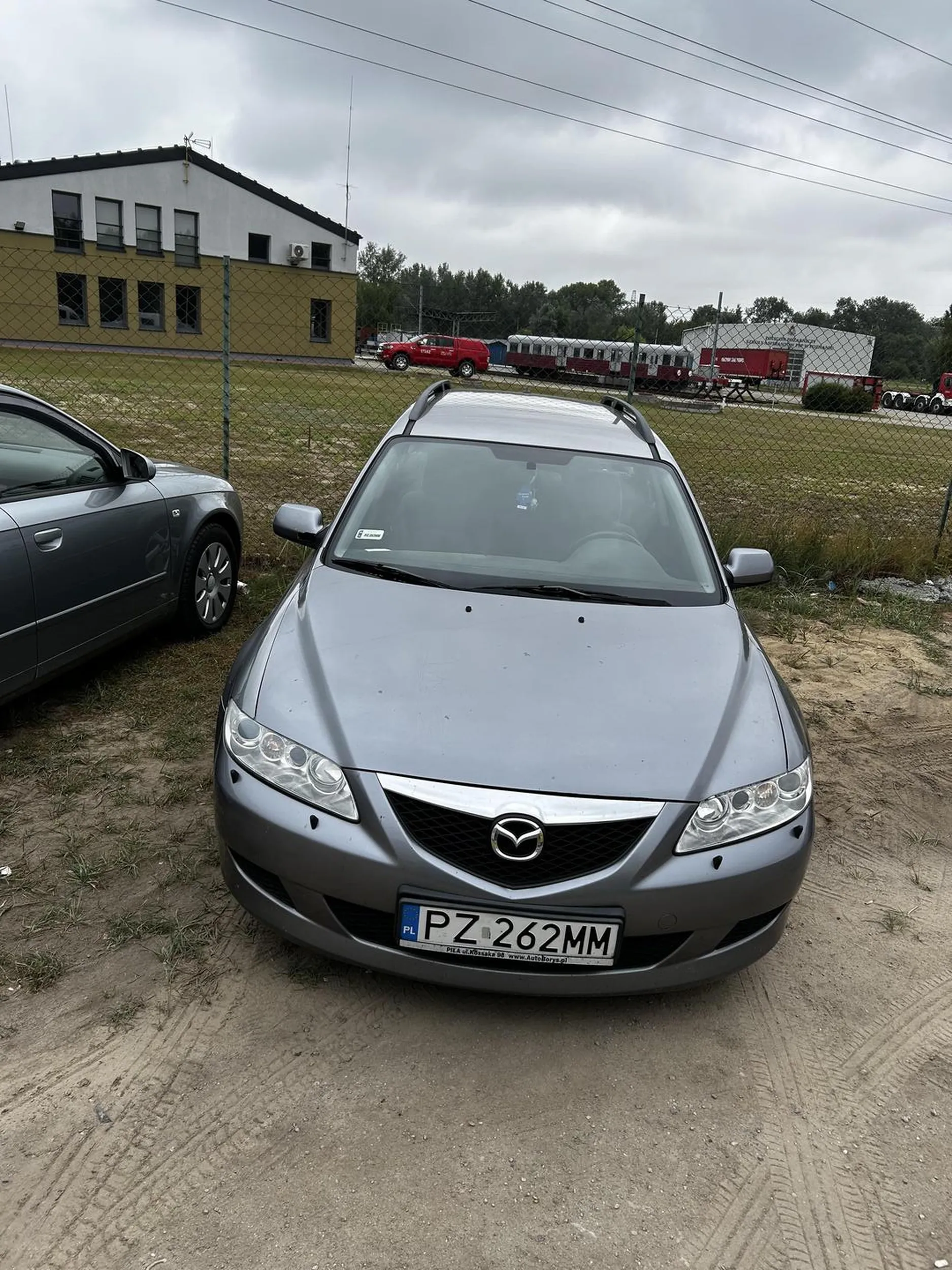 Pan najprawdopodobniej jest strażakiem,od tygodnia stoi w Luboniu w szkółce aspirantów,tacy ludzie zamiast dawać przykład….szaleniec za kółkiem