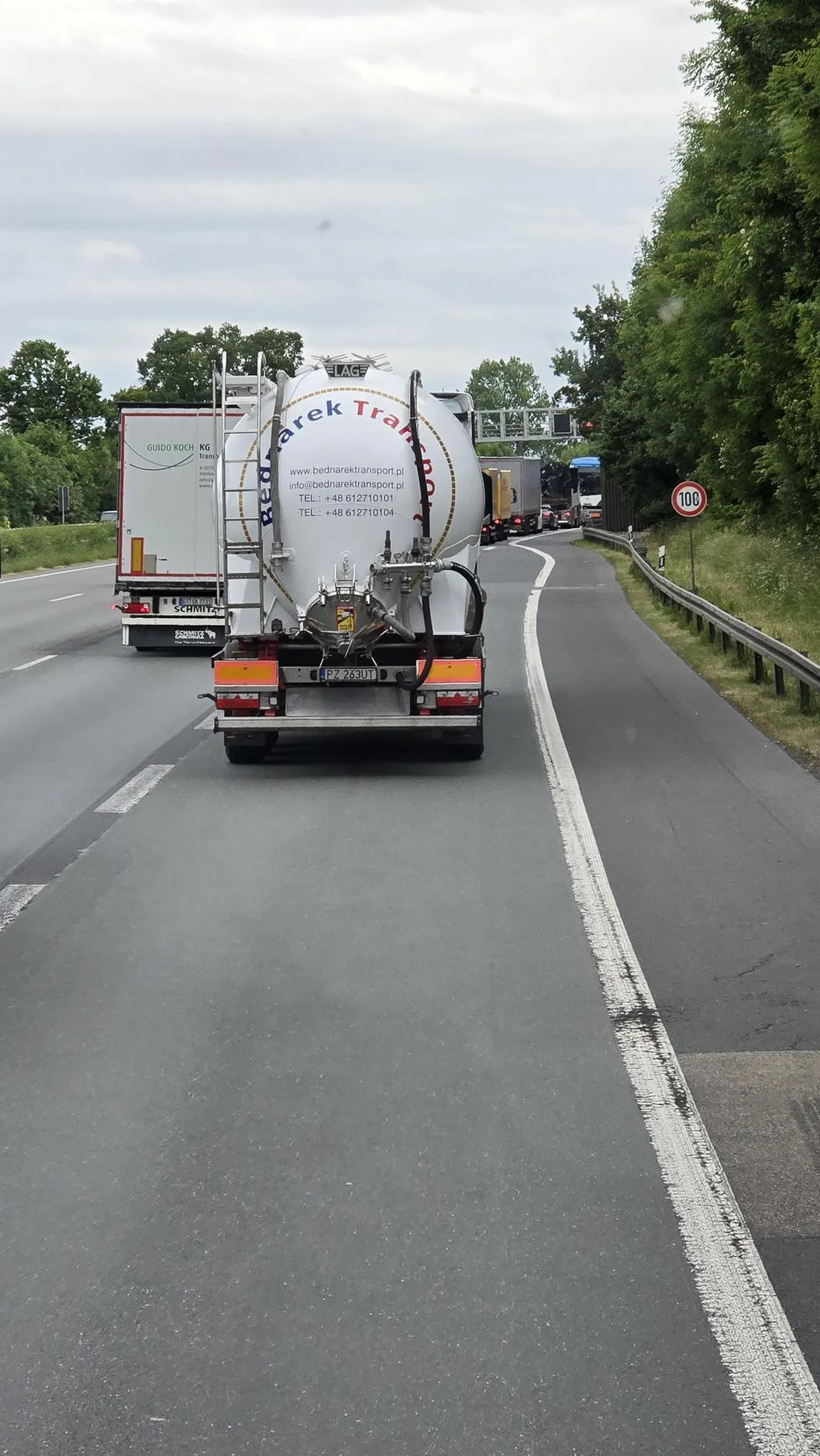 Kierowca nie zna przepisów ruchu drogowego. Wyjechał  z lewego pasa na prawy pas zjazdowy, żeby inny kierowca nie mógł pojechać nim do końca i dopiero zjechać na lewy według przepisów. Firma zatrudnia kierowców nie potrafiących jeździć i nie znających przepisów ruchu drogowego.