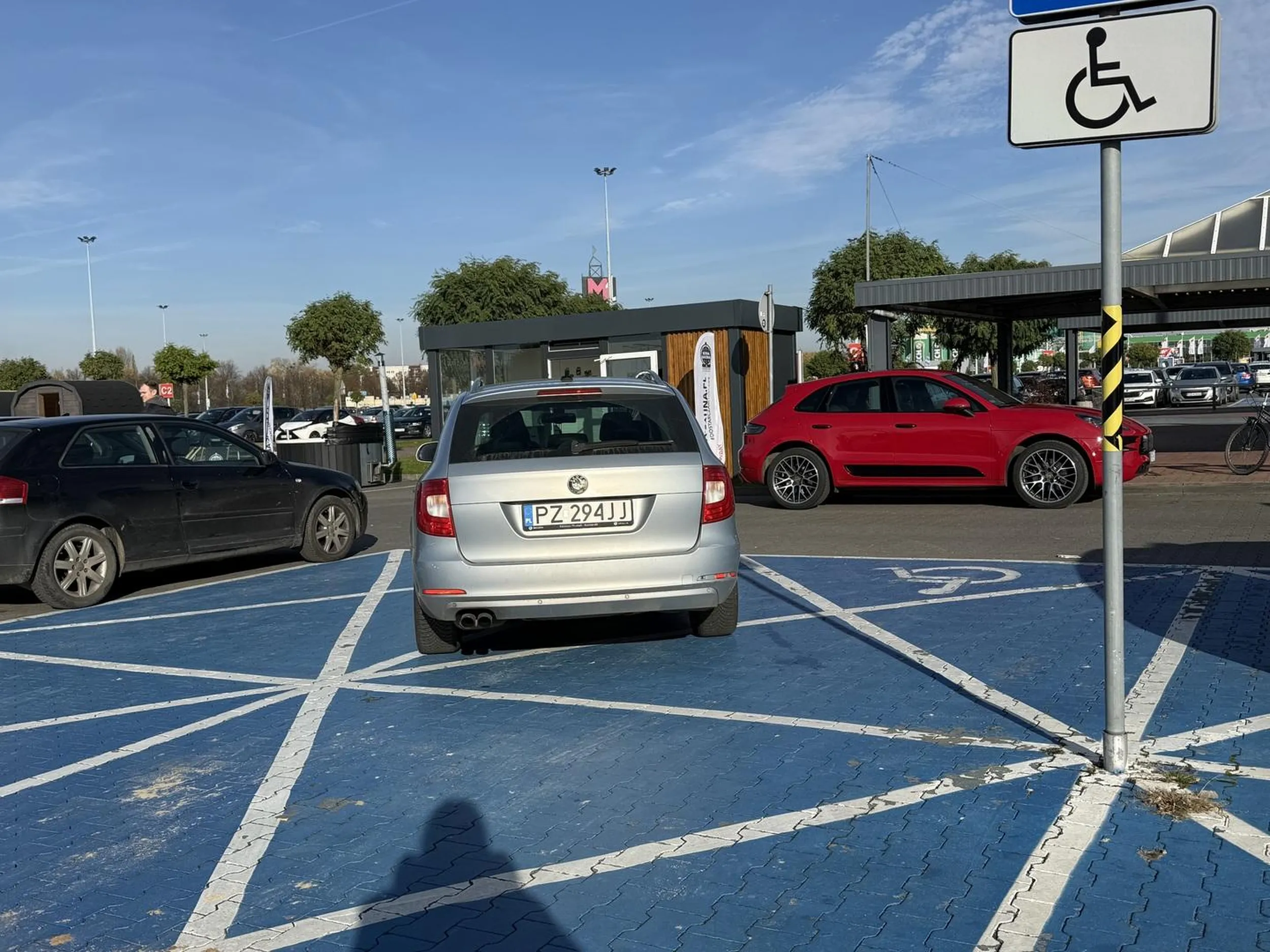 Ewidentnie pani nie umie parkować i stosować się do przepisów