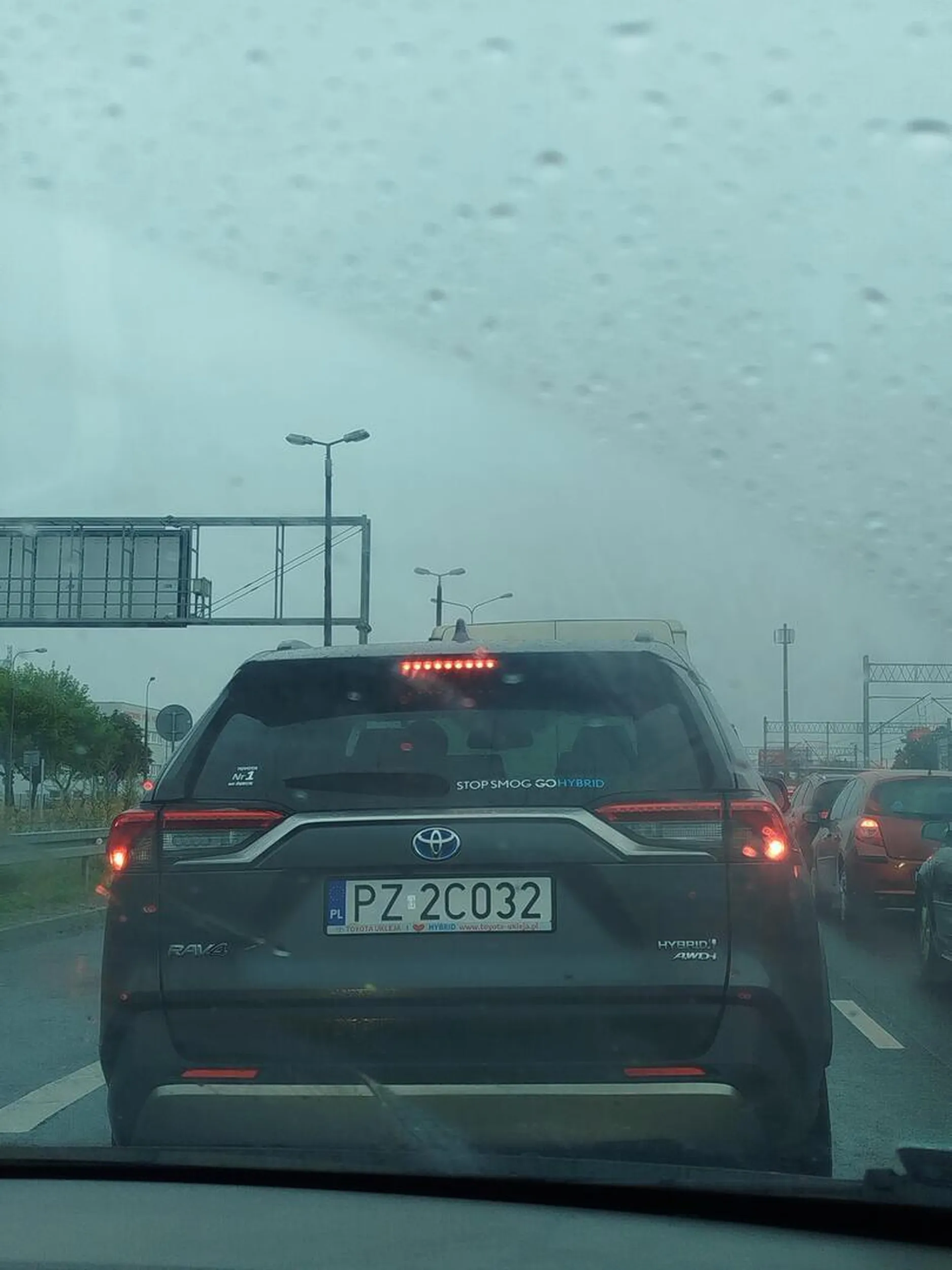 Na chama wciska się przed auta na warszawskiej, kierunek Swarzędz. Jeszcze do tego się śmieje z tego wszystkiego, uważajcie na wybitnego "kierowcę"