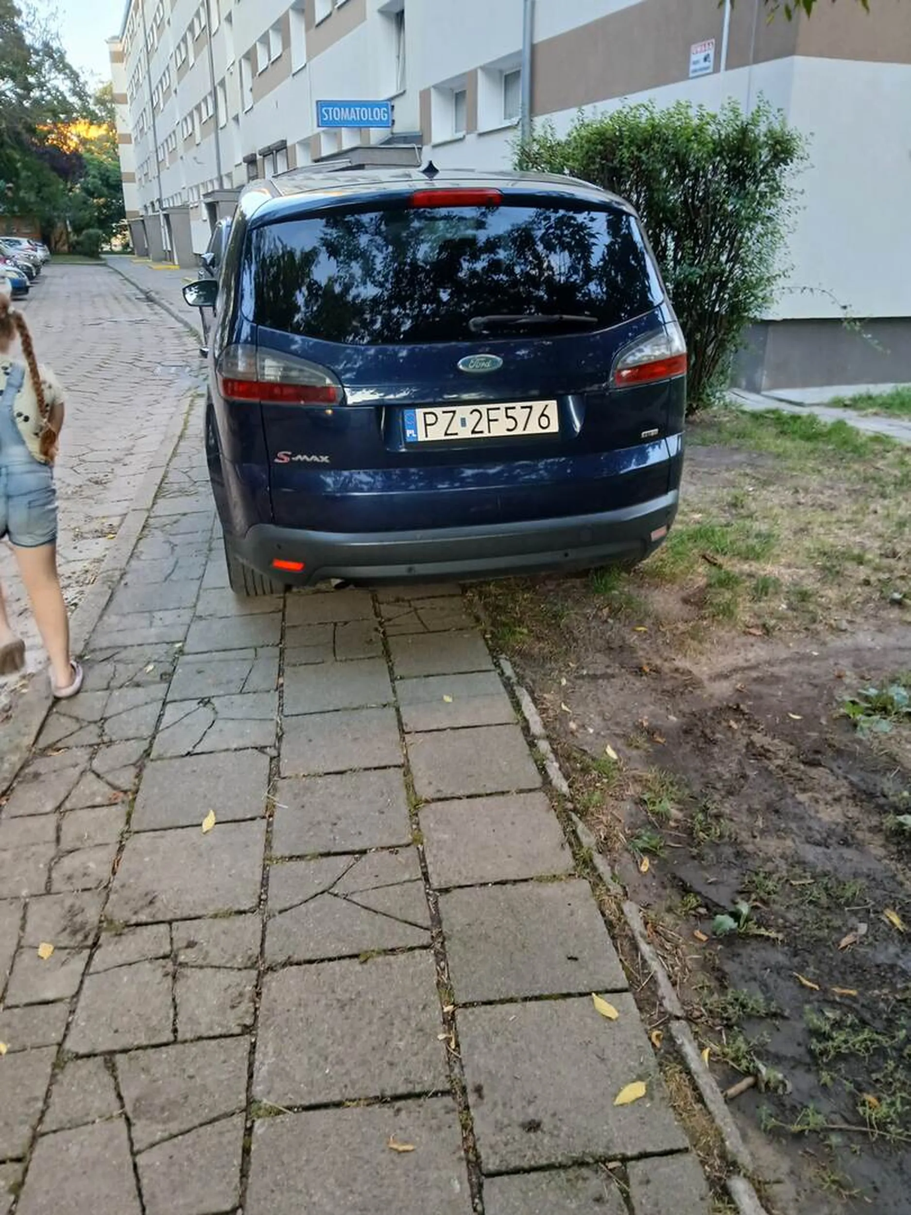 Samochód stoi na chodniku kierowca nie odjeżdża po mimo proźb