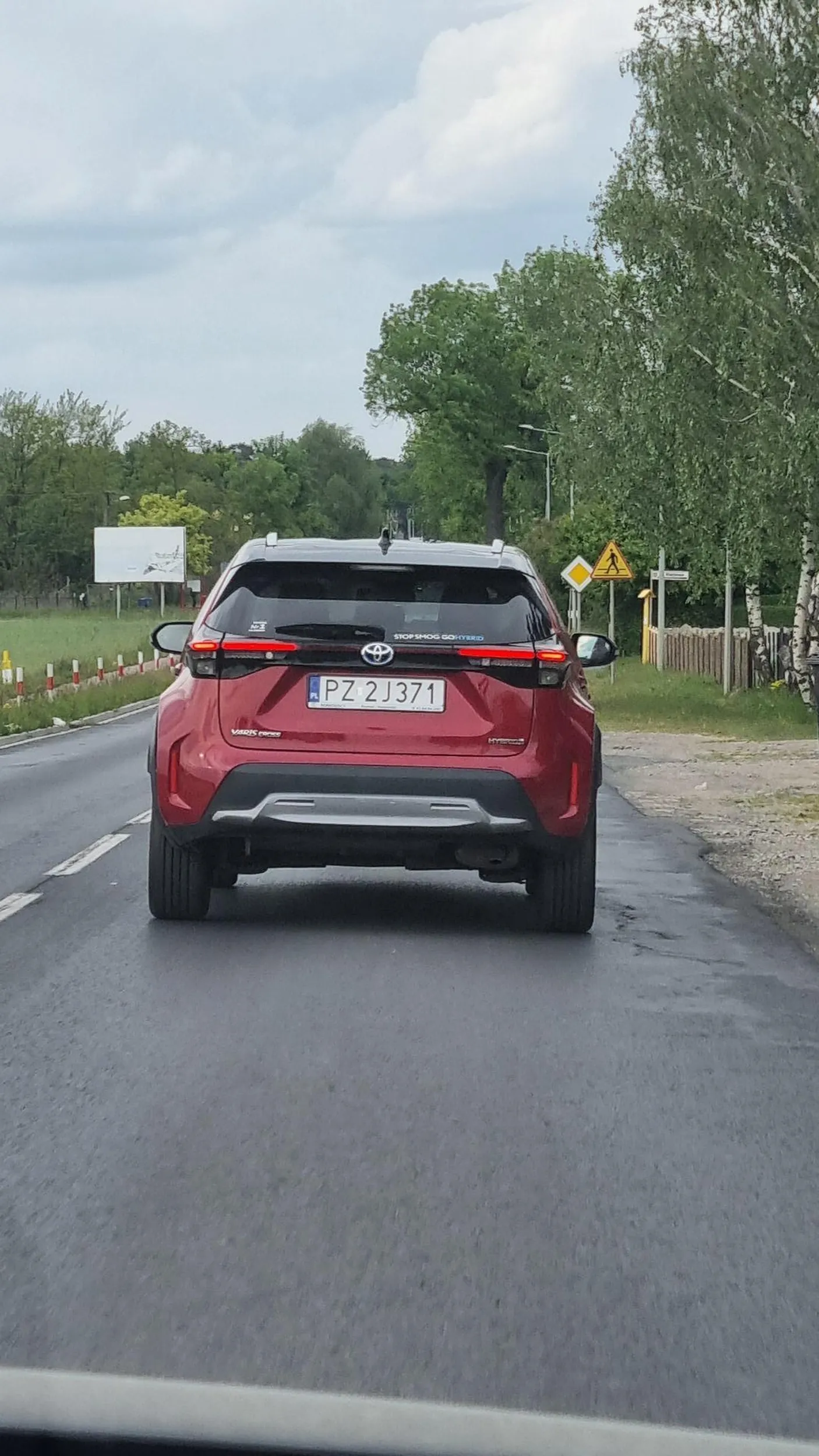 Wyrzuca śmieci przez okno do rowu