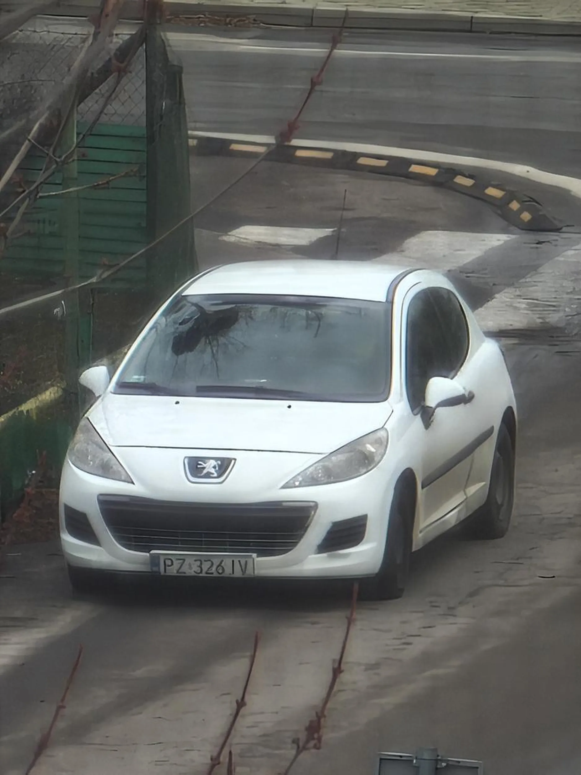 Stary dziad, stanął na środku ulicy na skrzyżowaniu i przy przejściu dla pieszych obok szkoły i poszedł sobie zostawiając tego grata na środku ulicy