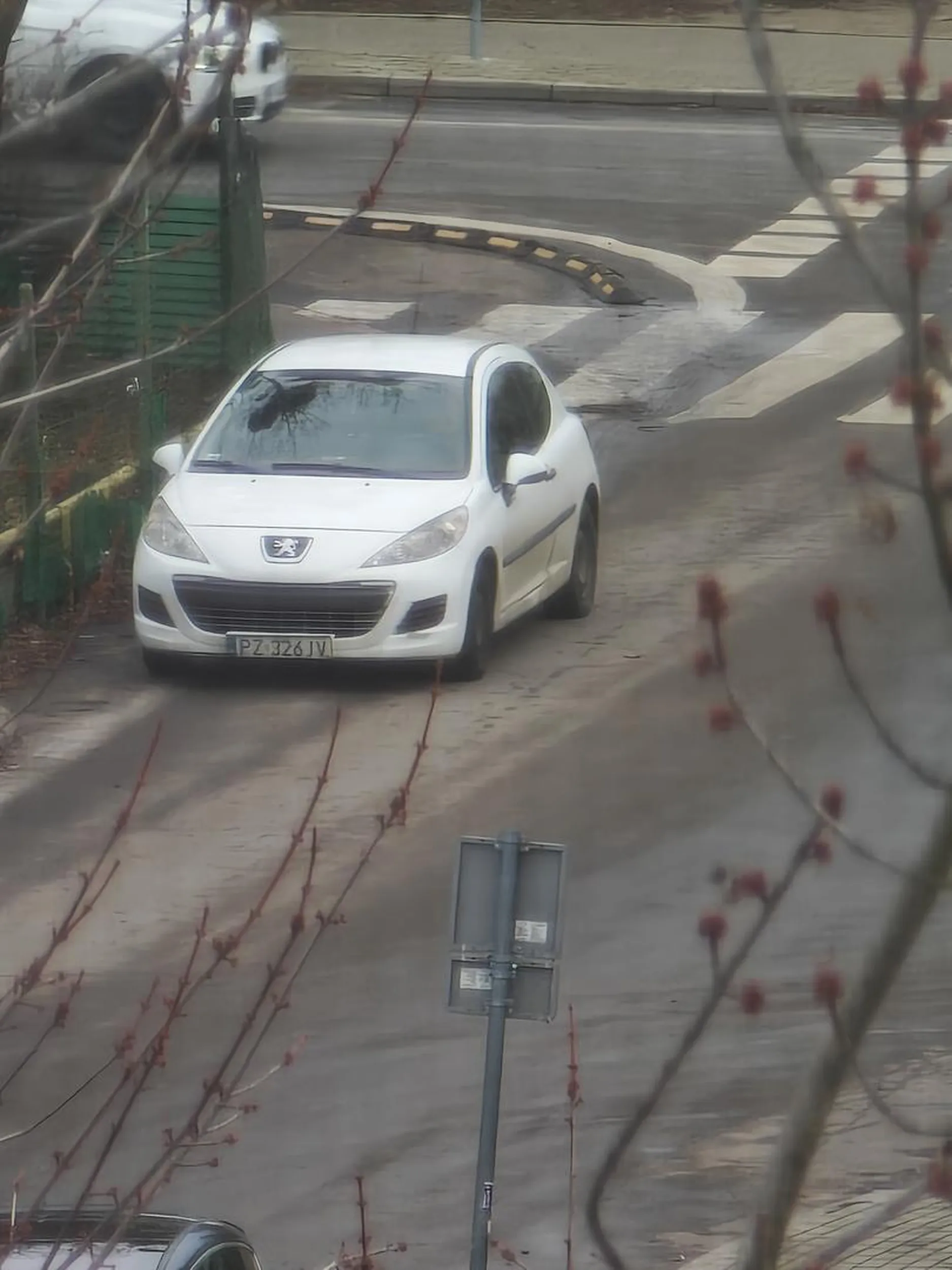 Stary dziad, stanął na środku ulicy na skrzyżowaniu i przy przejściu dla pieszych obok szkoły i poszedł sobie zostawiając tego grata na środku ulicy