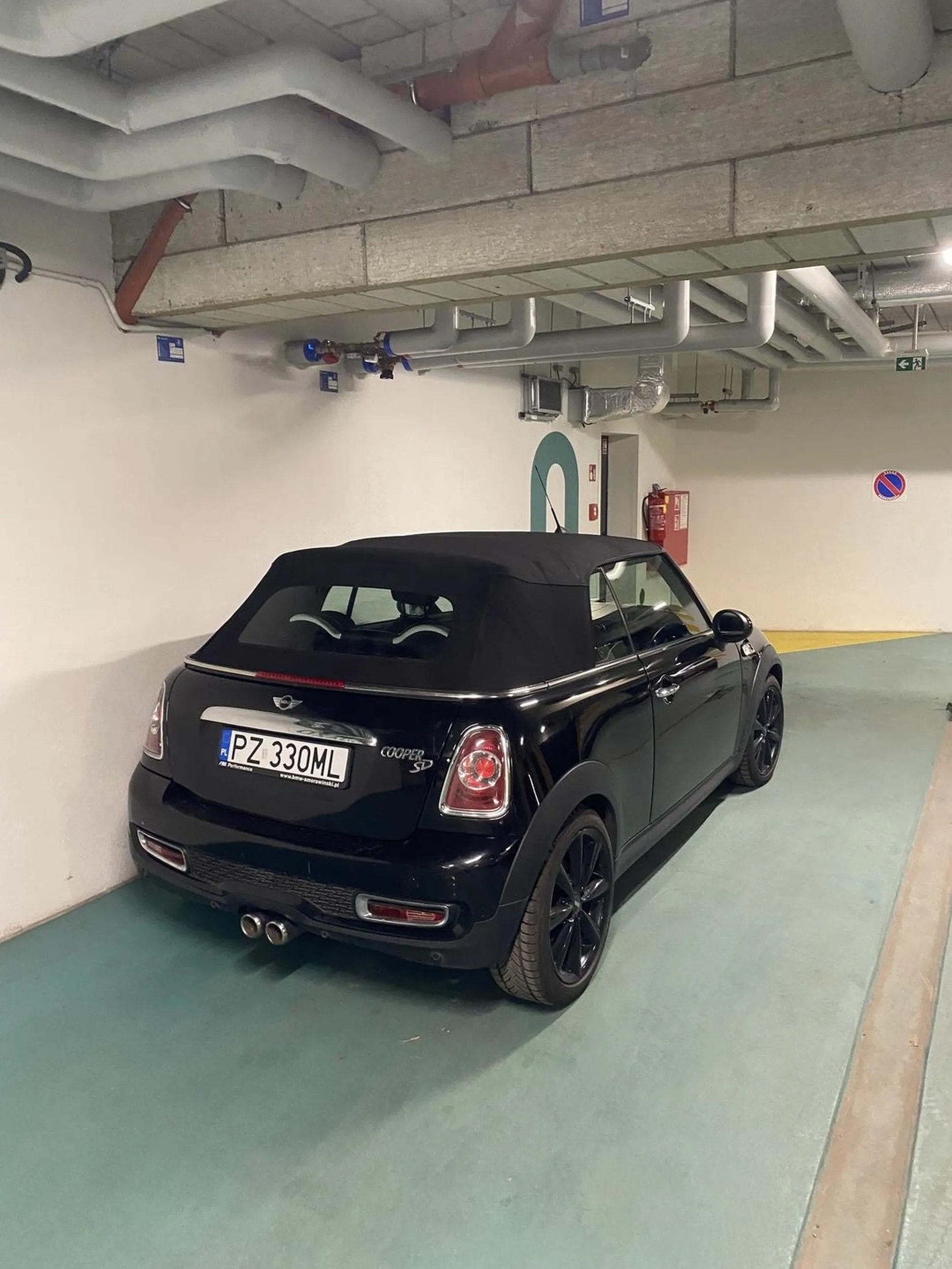 Stoi na zakazie i utrudnia mieszkańcom przejazd