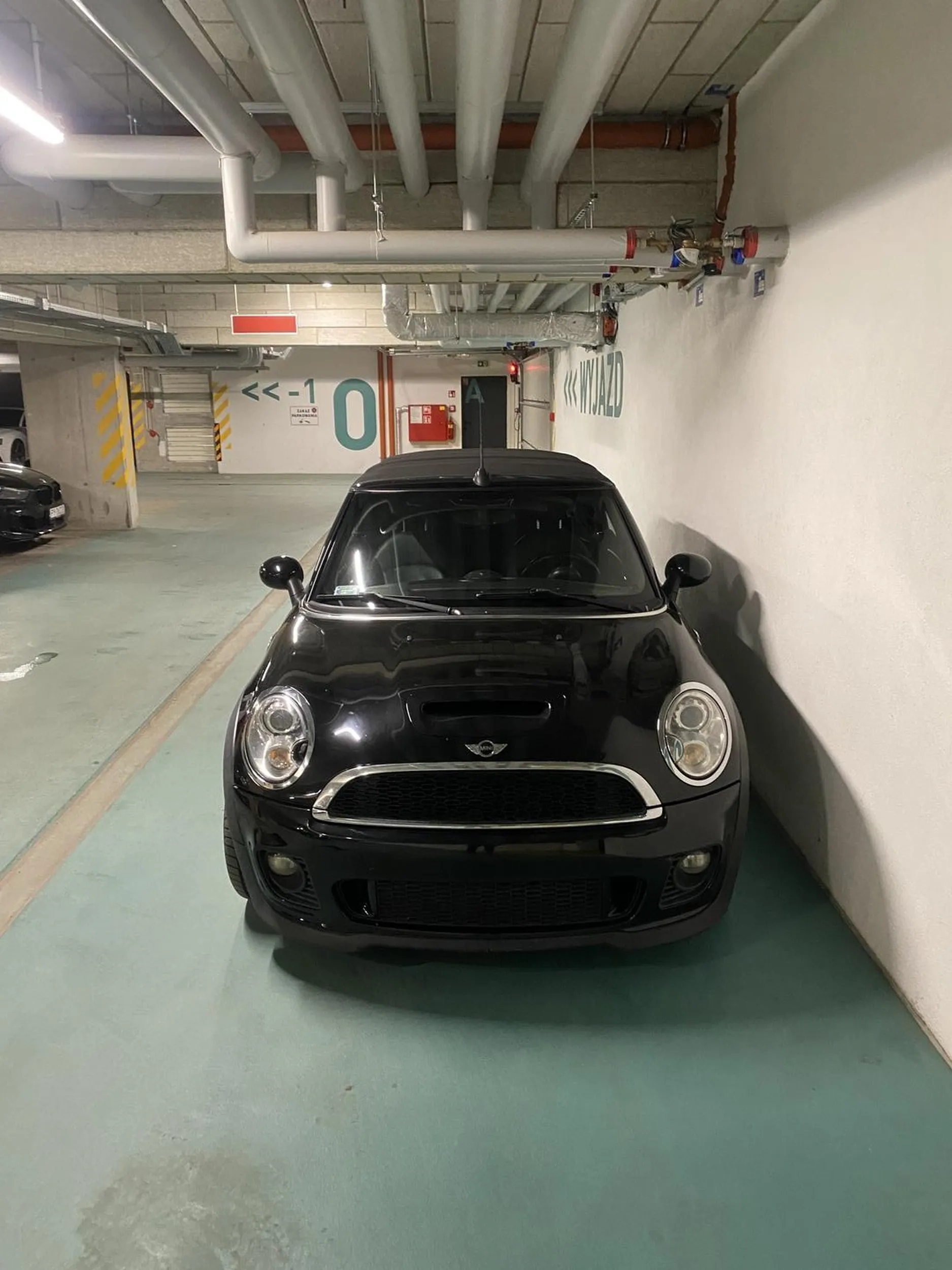 Stoi na zakazie i utrudnia mieszkańcom przejazd