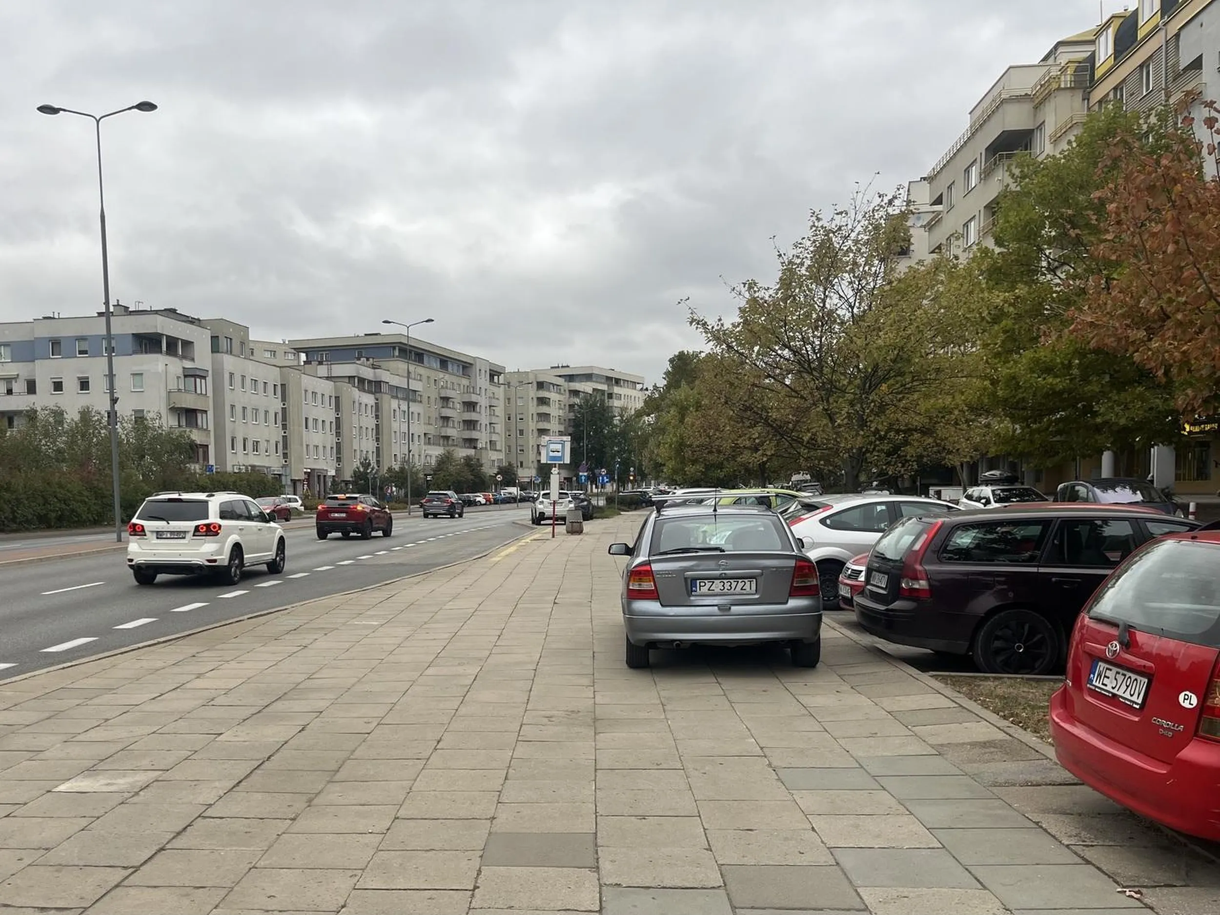 Parkowanie z dala od krawędzi jezdni i jazda po chodniku (1500zl) Chociaż może wstawili go tam dźwigiem?