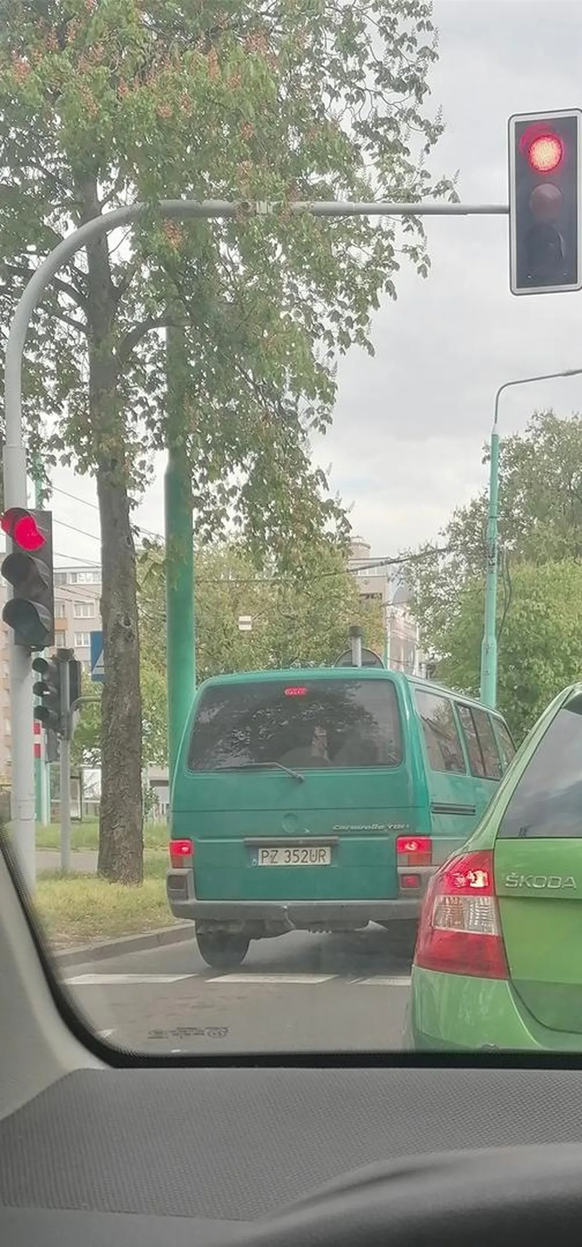 Wjeżdża na czerwone