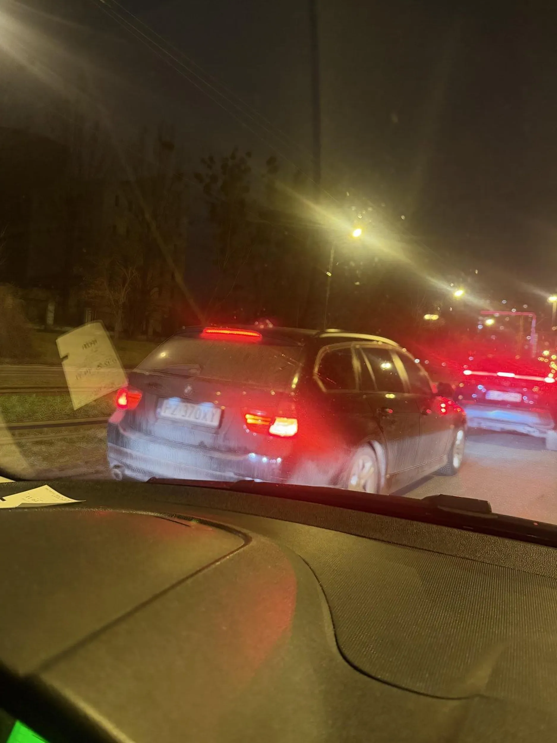 Nie wpuszcza nikogo tylko się uśmiecha pod nosem . Mandat za brudną rejestrację. Widać że kierowca BMW.