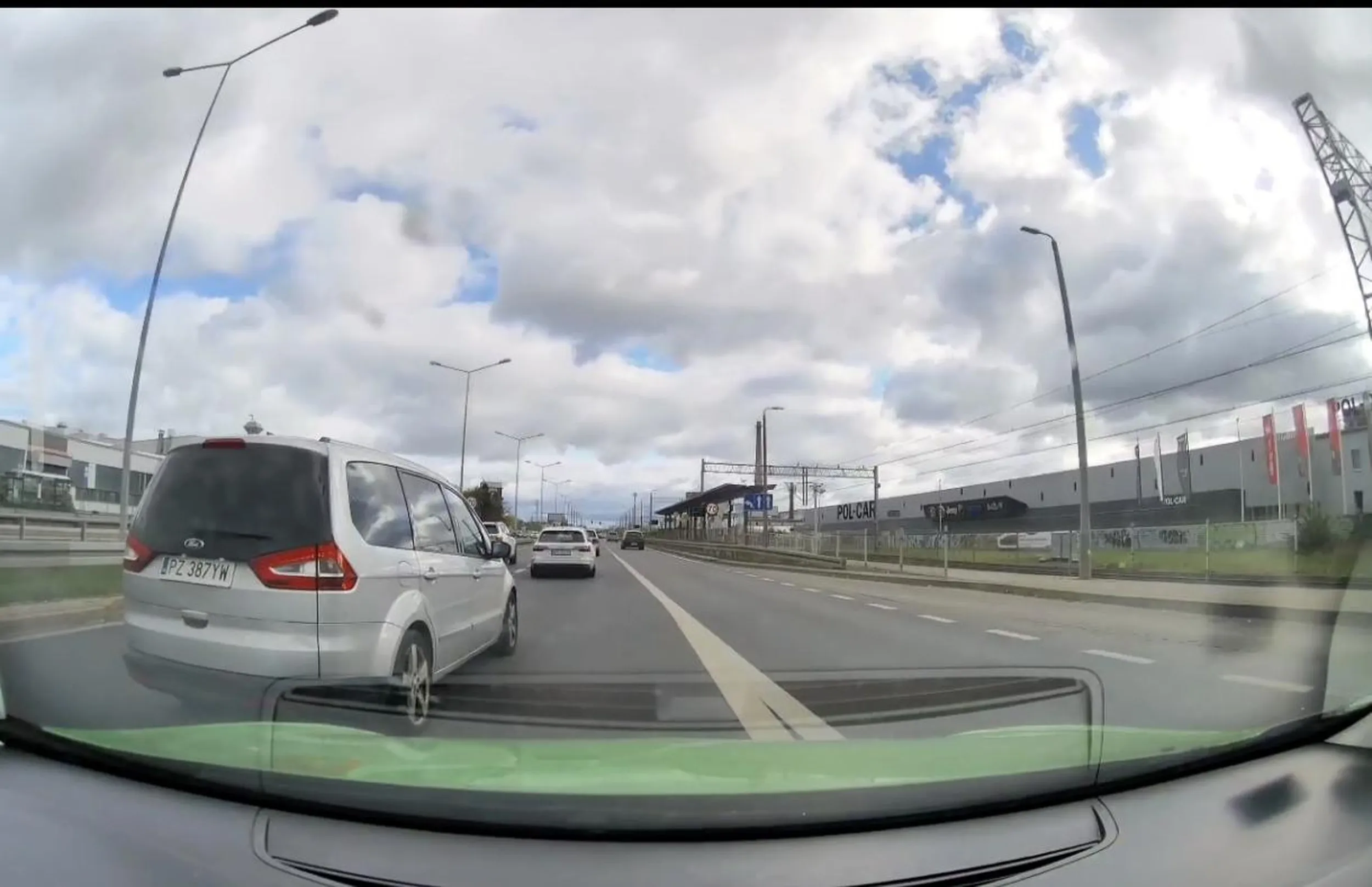 Przez całą trasę z Poznania do Swarzędza zmieniasz niesamowicie chaotycznie te pasy ruchu, inni użytkownicy musieli cały czas hamować. W tej sytuacji na zdjęciu na całe szczęście nikt nie jechał prawym pasem dzięki czemu mogliśmy szczęśliwie dojechać do celu