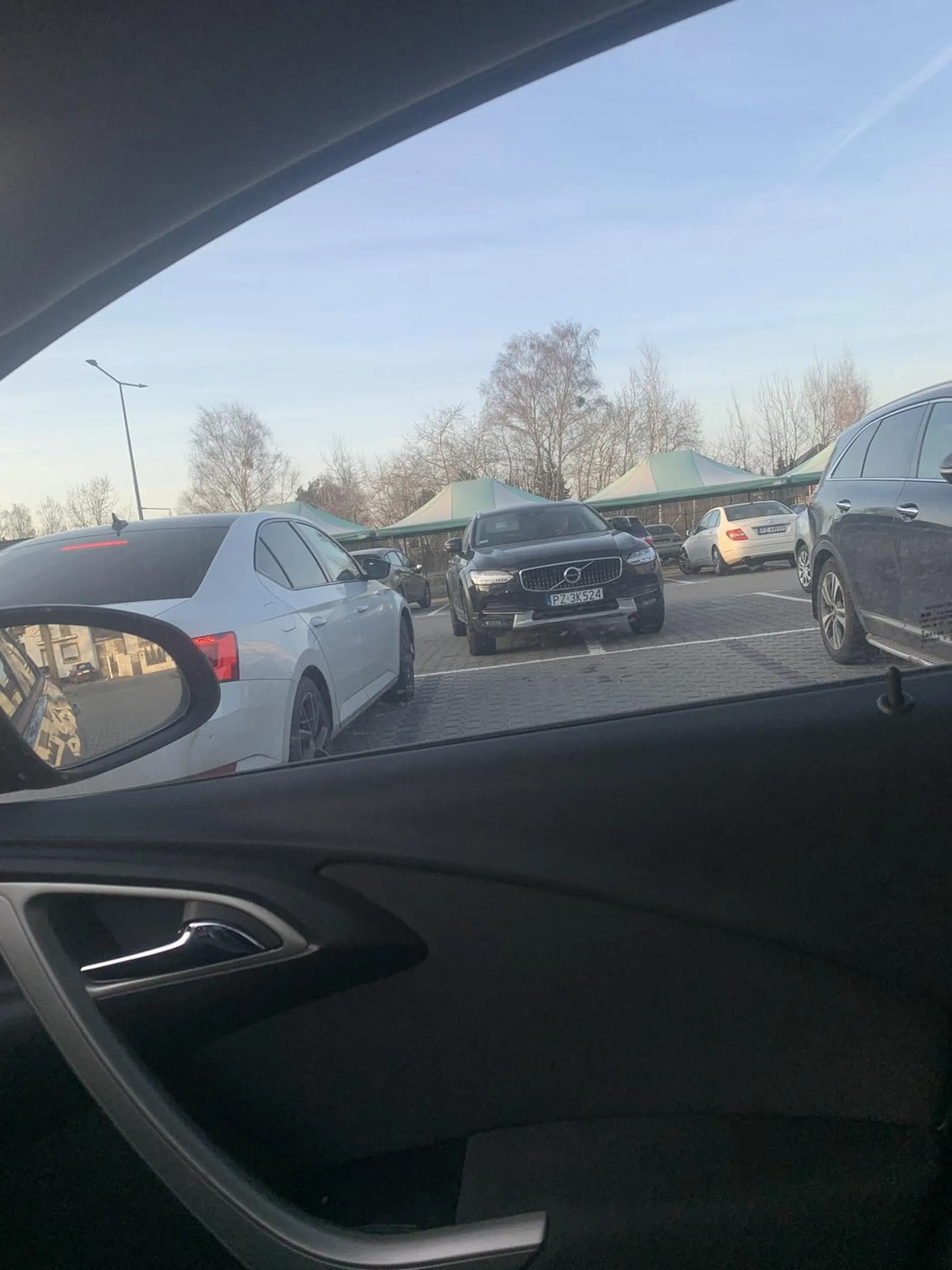 Święta krowa nie potrafi zająć 1 miejsca parkingowego. Jak nie umiesz parkować to mniejszy samochód dziadu kup.