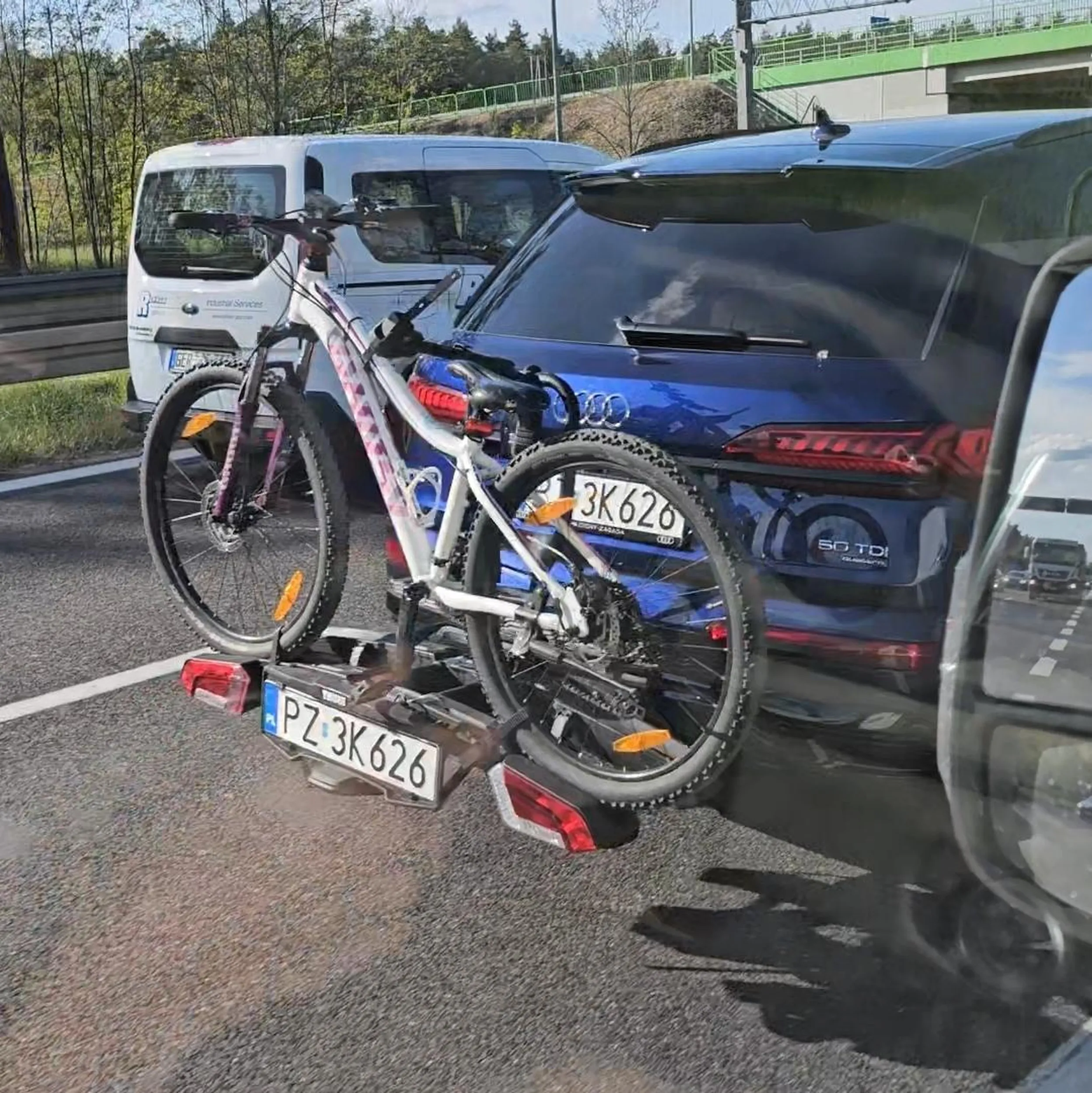 Nie patrzy w lusterka i zachowuje się jakby był sam na drodze