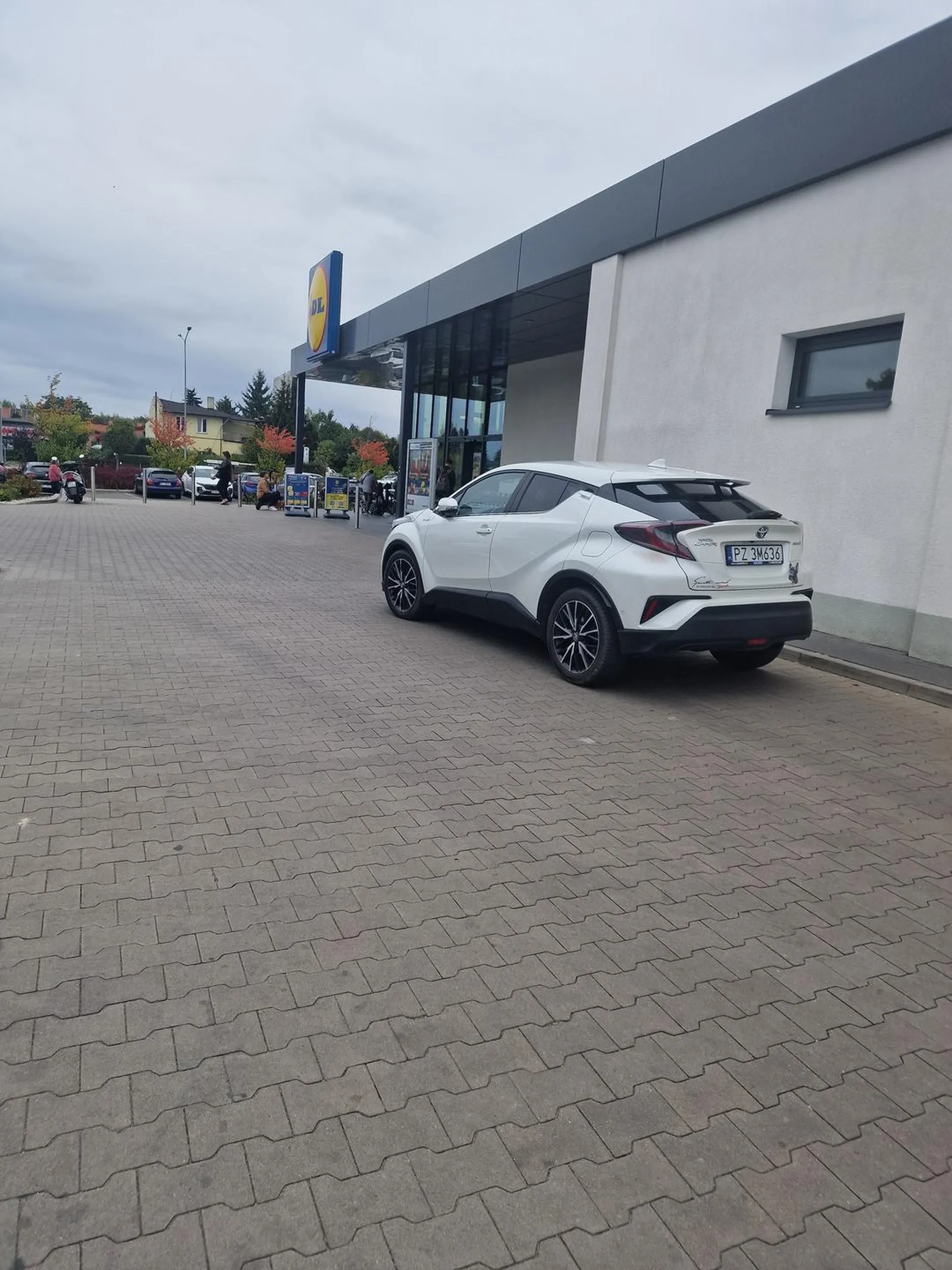 Baba stanęła na środku. Szkoda, że do sklepu nie dało się wjechać.