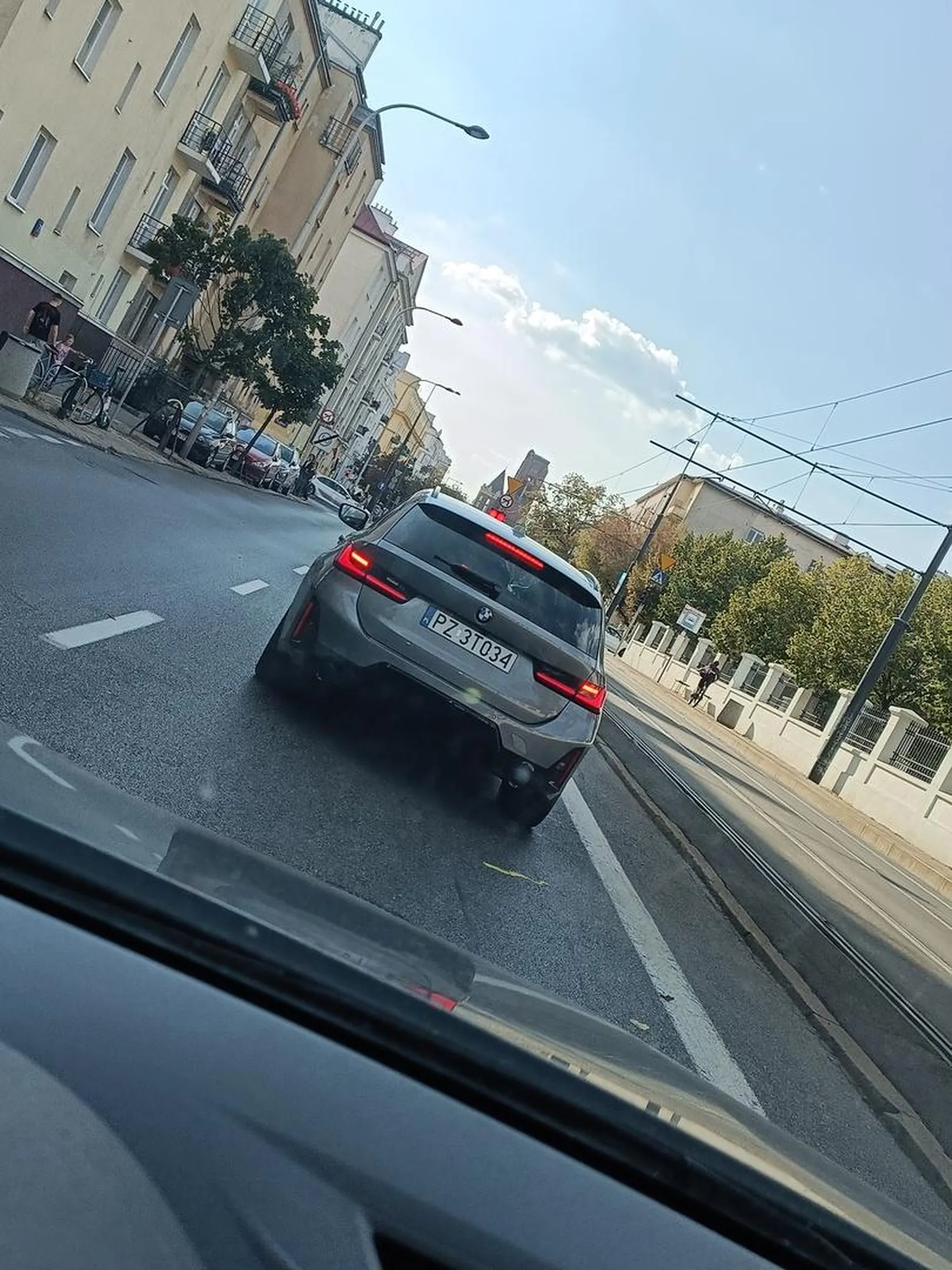 Wymusza pierwszeństwo, wykonuje ryzykowne manewry na drodze.