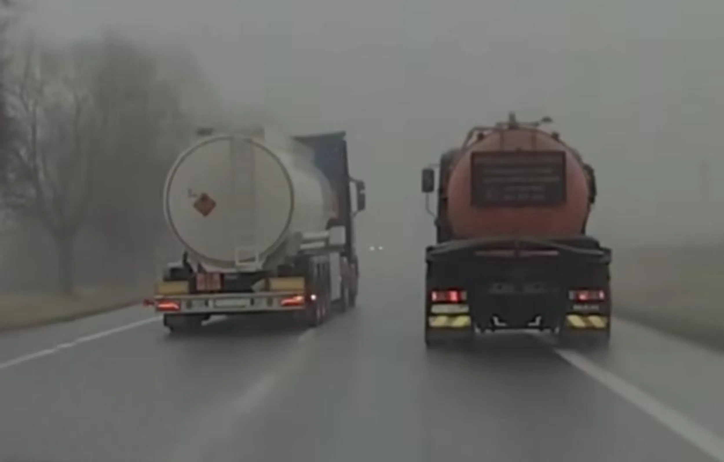 Pieprzony psychopata w cysternie z ładunkiem niebezpiecznym wyprzedza we mgle spychając z drogi innych kierowców