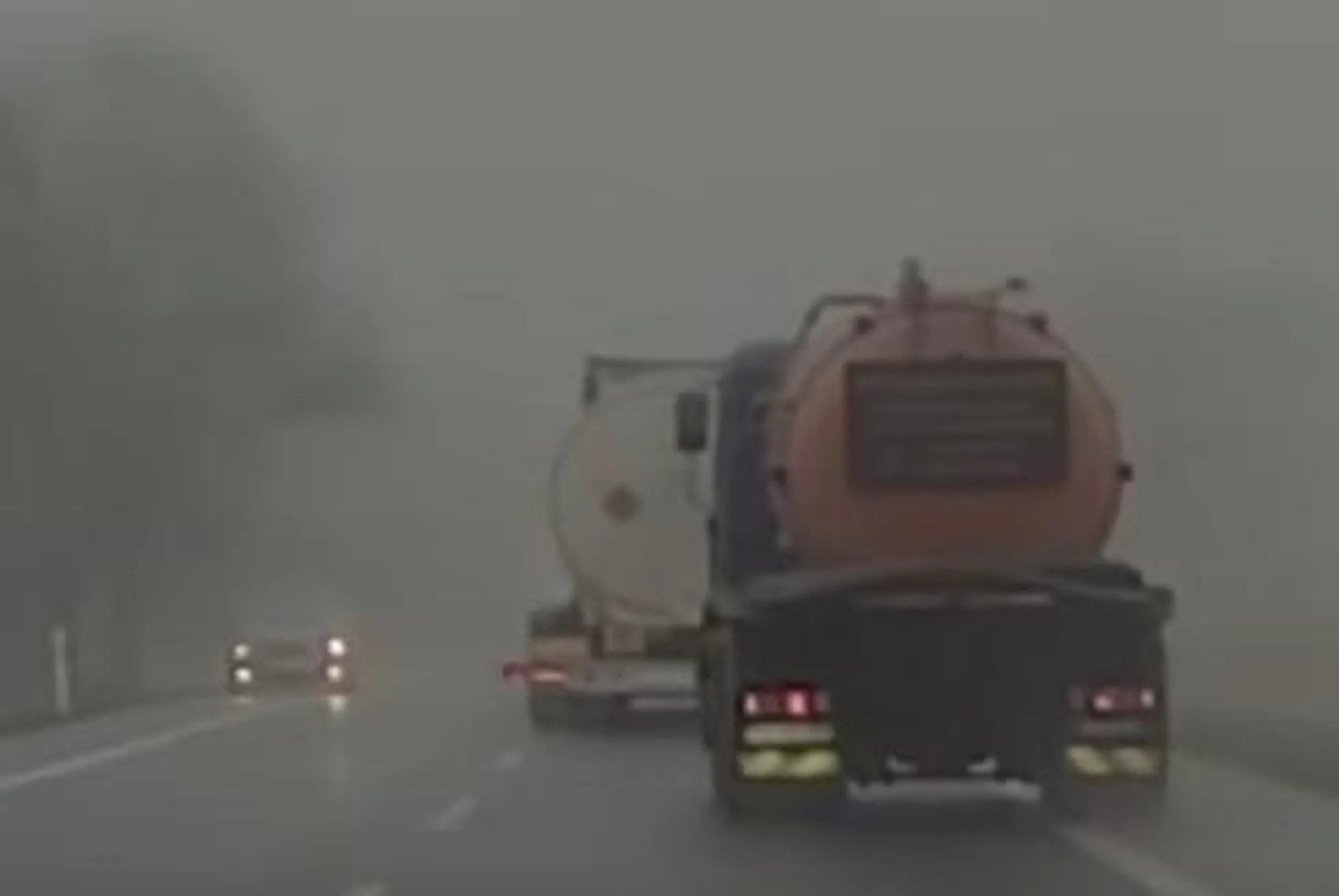 Pieprzony psychopata w cysternie z ładunkiem niebezpiecznym wyprzedza we mgle spychając z drogi innych kierowców