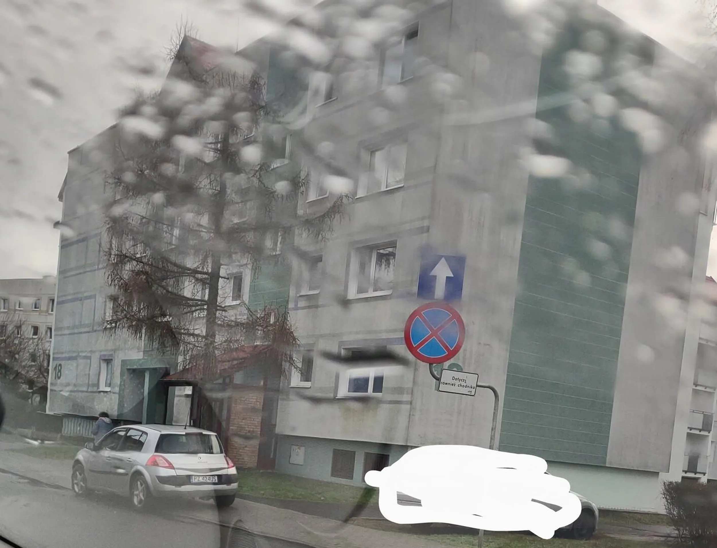 Zakaz zatrzymywania się i postoju również na chodniku .