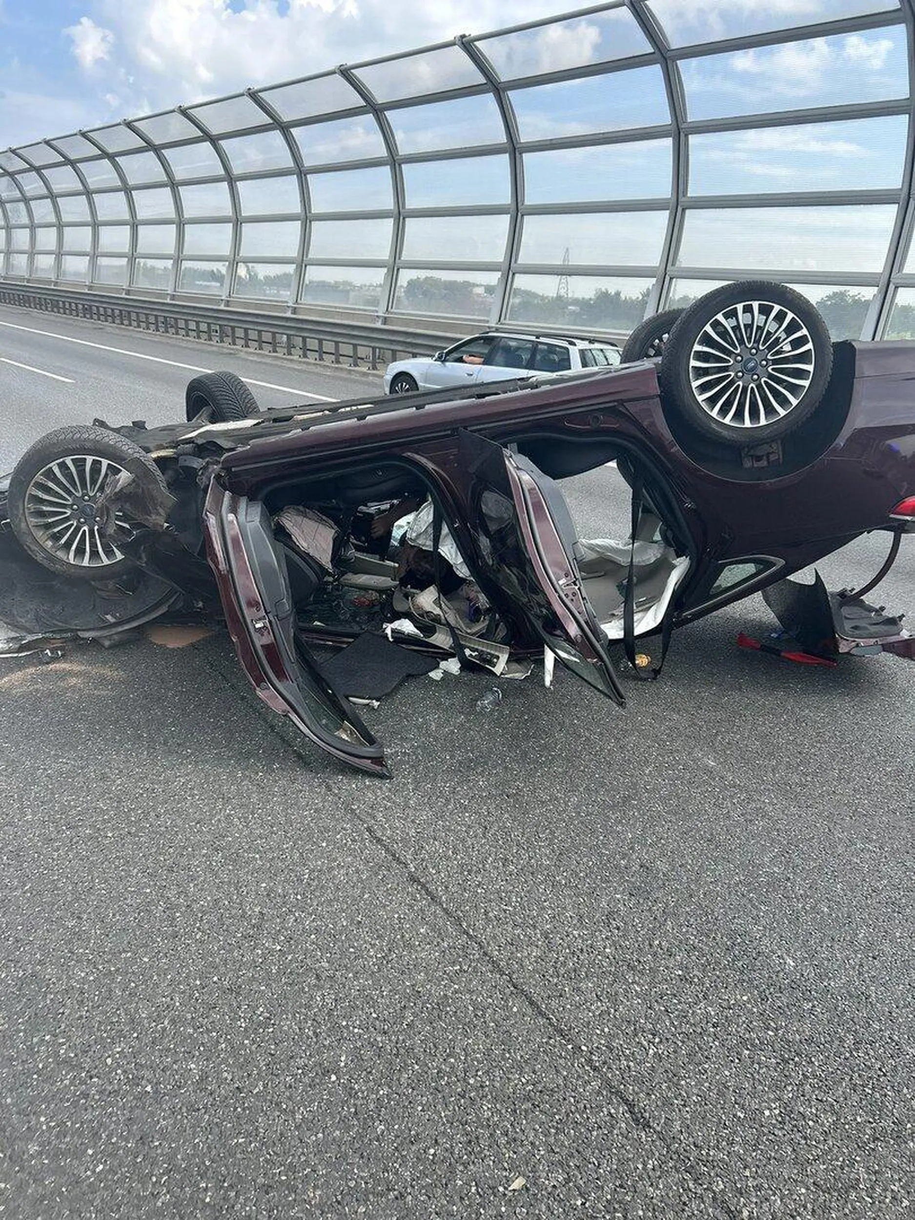 Najprawdopodobniej naćpany lub pijany kierowca spowodował karambol na trasie A2 o mało nie wjeżdżając w tira z butlami z gazem. Za kółkiem młody kierowca