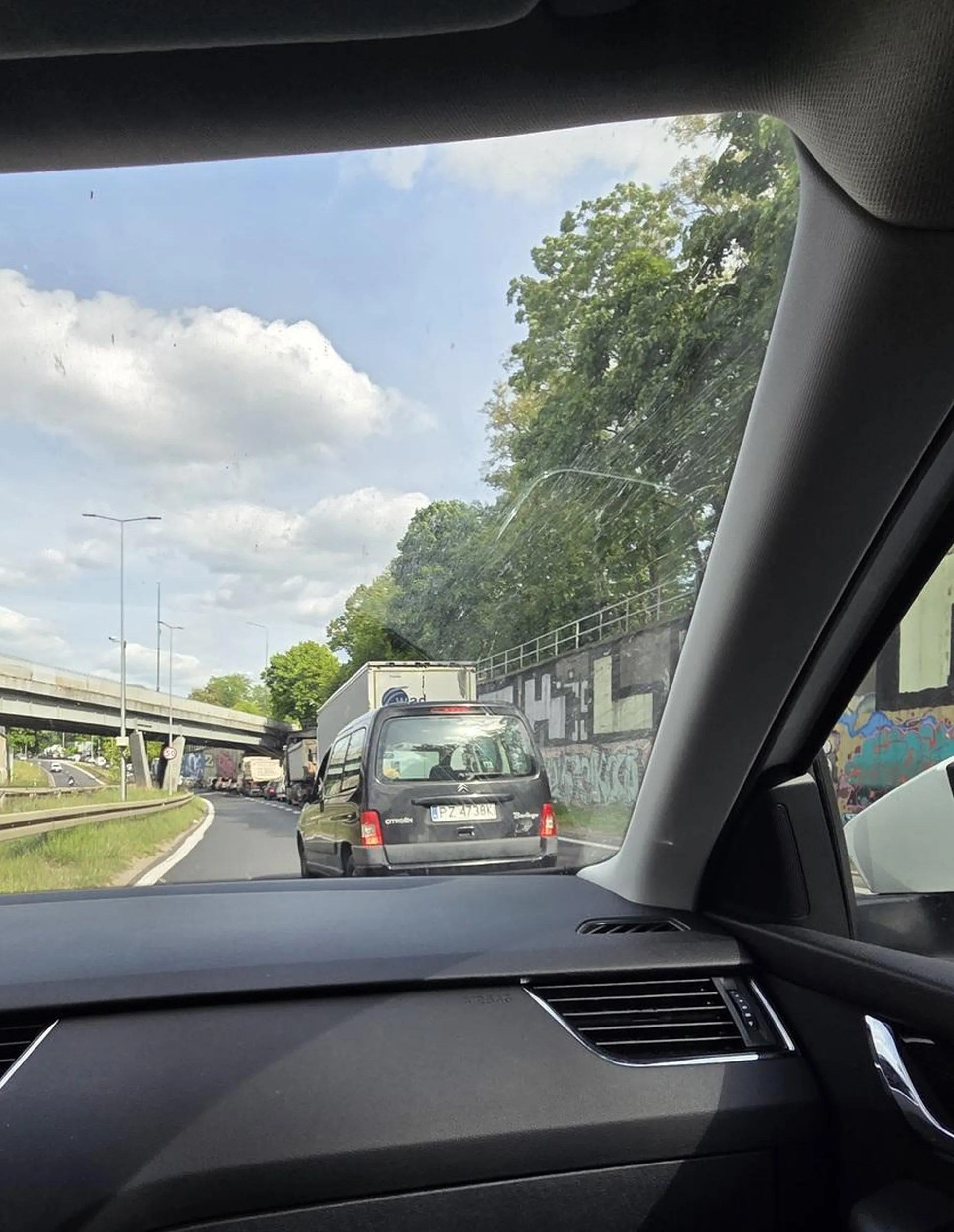 Szeryf dróg specjalnie zablokował pas z powodu korku, stanął na środku, żeby nikt nie mógł przejechać. Na sam koniec pokazał jeszcze środkowy palec.