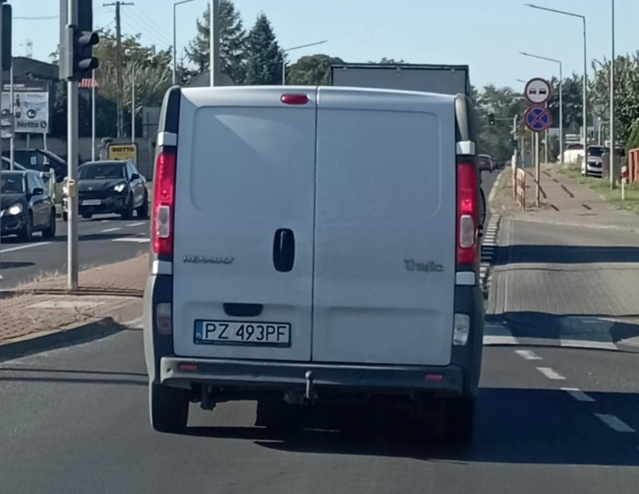 Komorniki, gmina Komorniki 27.09.2025 godz 10:30. Kierowca tego Renault Traffic PZ493PF, na skrzyżowaniu Poznańska/Daimlera kierunek Komorniki, próbował agresywnie zepchnąć mnie na przystanek autobusowy doprowadzając do niebezpiecznej sytuacji. Mam zielony listek. Kierowca dwa skrzyżowania dalej skręcił w lewo w ul. Zakładową. Po to mu było jechać jedno auto przed.