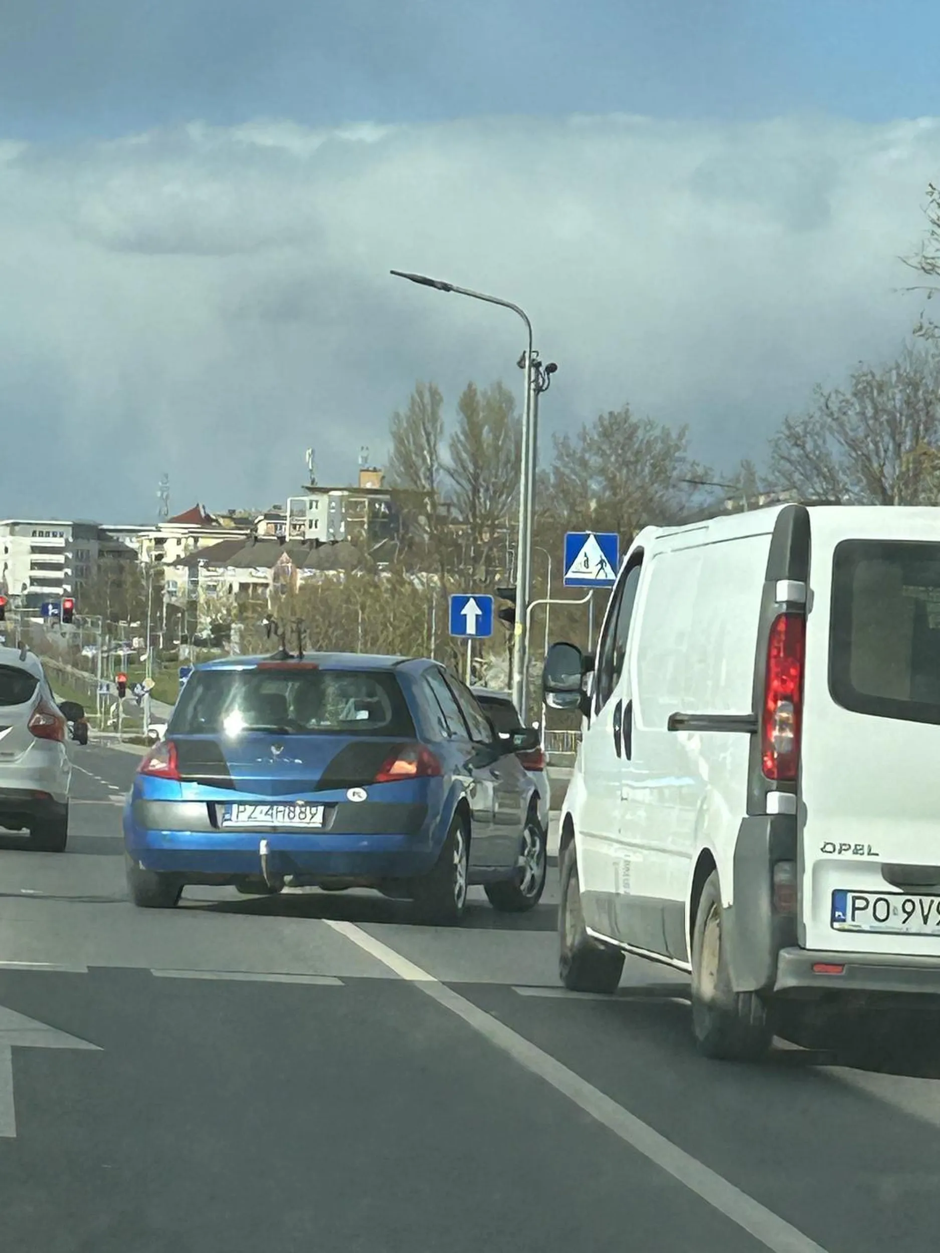 kierujący spowodował kolizję, kiedy staliśmy na światłach uderzył w tył auta powodując odpadnięcie zderzaka, następnie jak tchórz uciekł