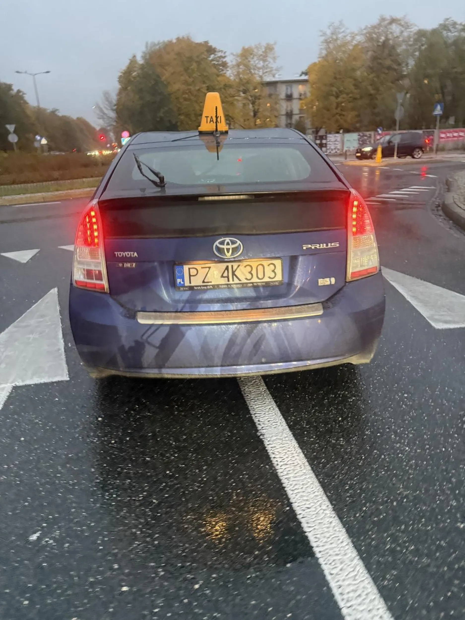 Uważajcie na tego kierowcę ubera. Jeździ on po Warszawie. Dzisiaj na Słodowcu 12.10.25r potrącił mnie na pasach.