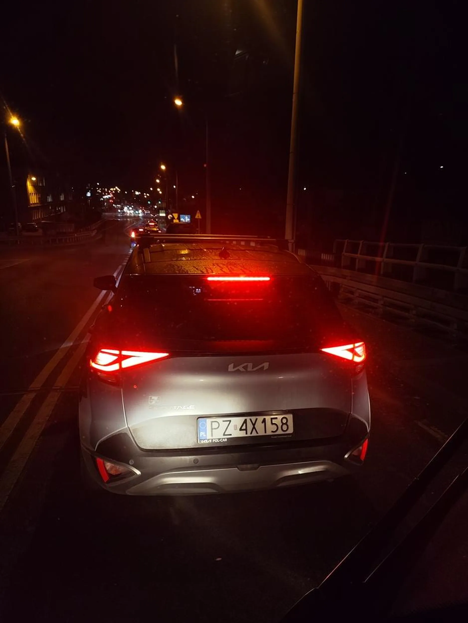 Palant wymusza pierwszeństwo na autobusie komunikacji miejskiej zmuszając go do gwałtownego hamowania. Niech się zastanowi następnym razem!