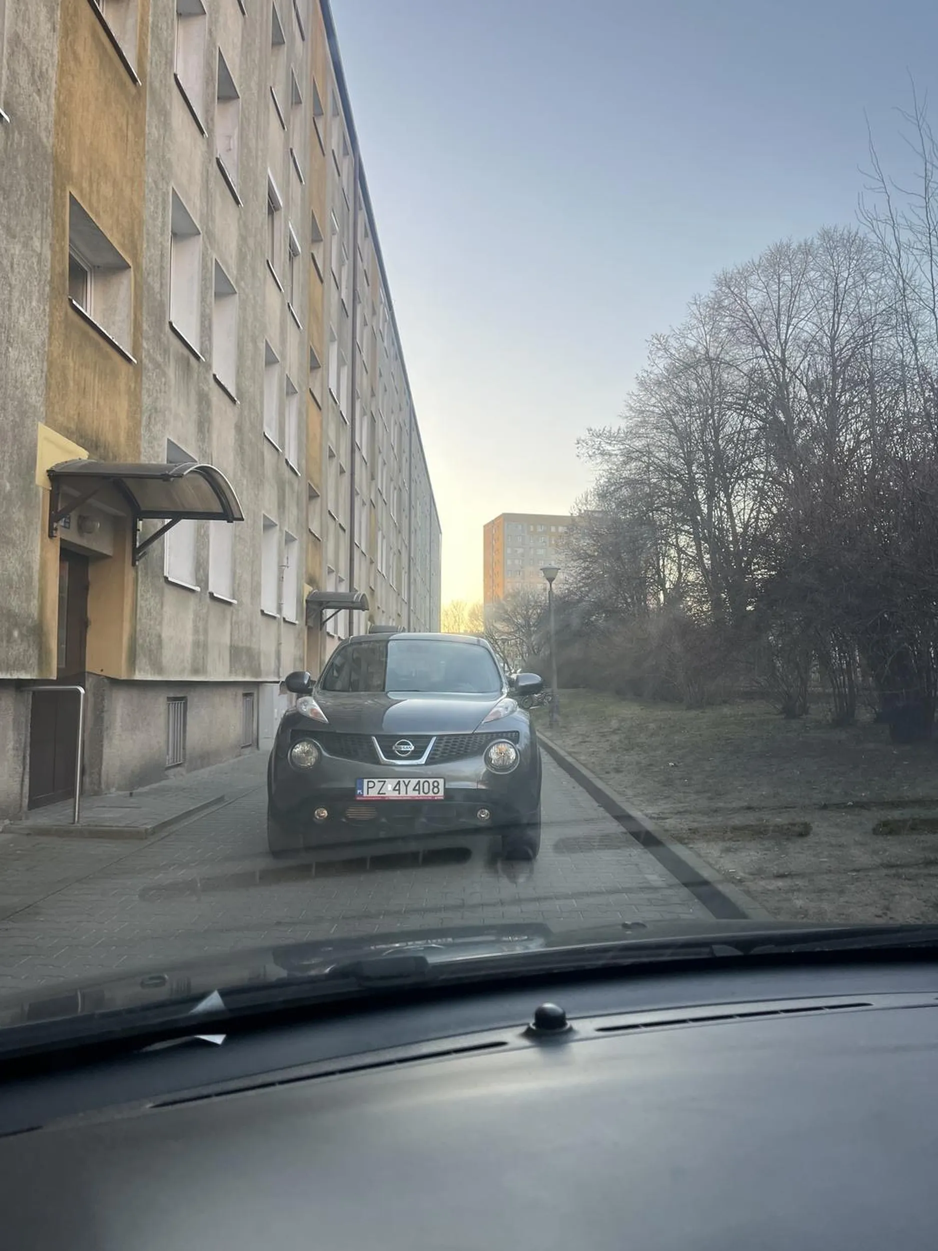 Jedna głupsza od drugiej, staneła na środku drogi, naprawde tak ciężko zjechać do prawej? A druga siedzi w środku i nic. Całkowity brak kultury.