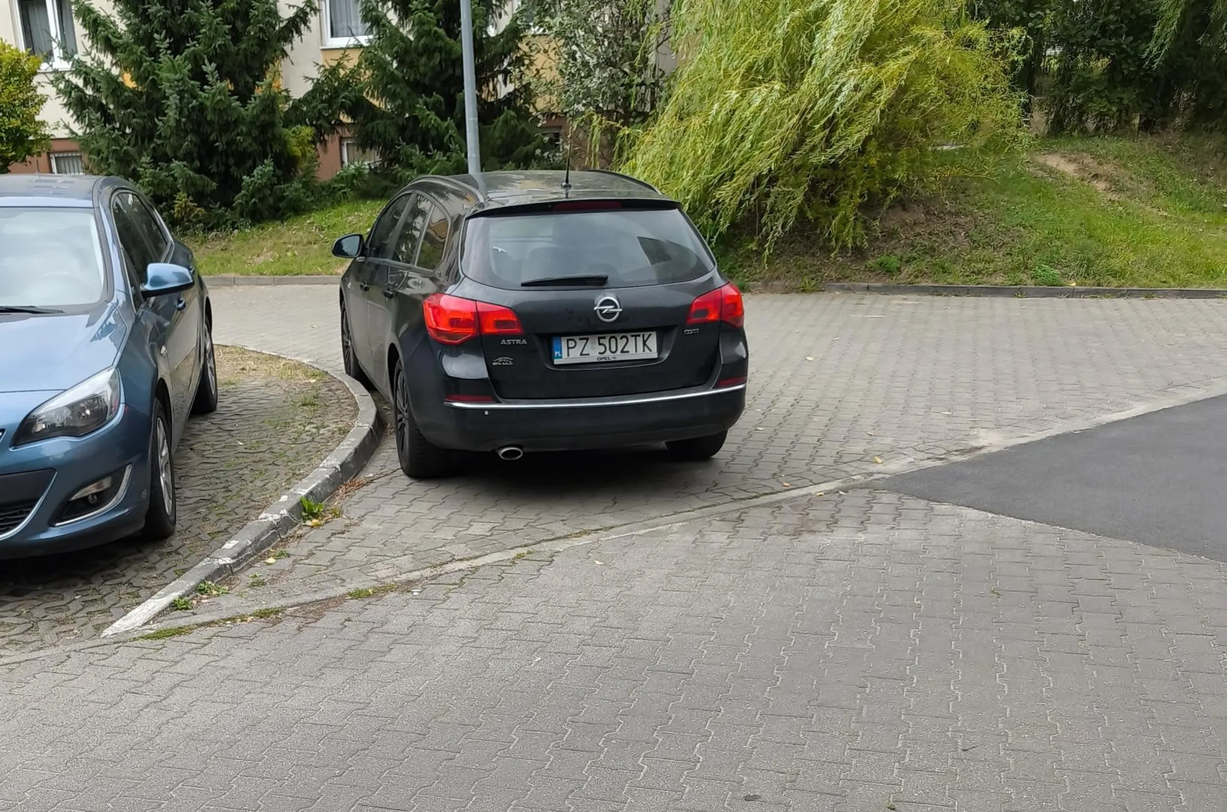 Przyjechalo do miasta i blokuje przejazd na parking.