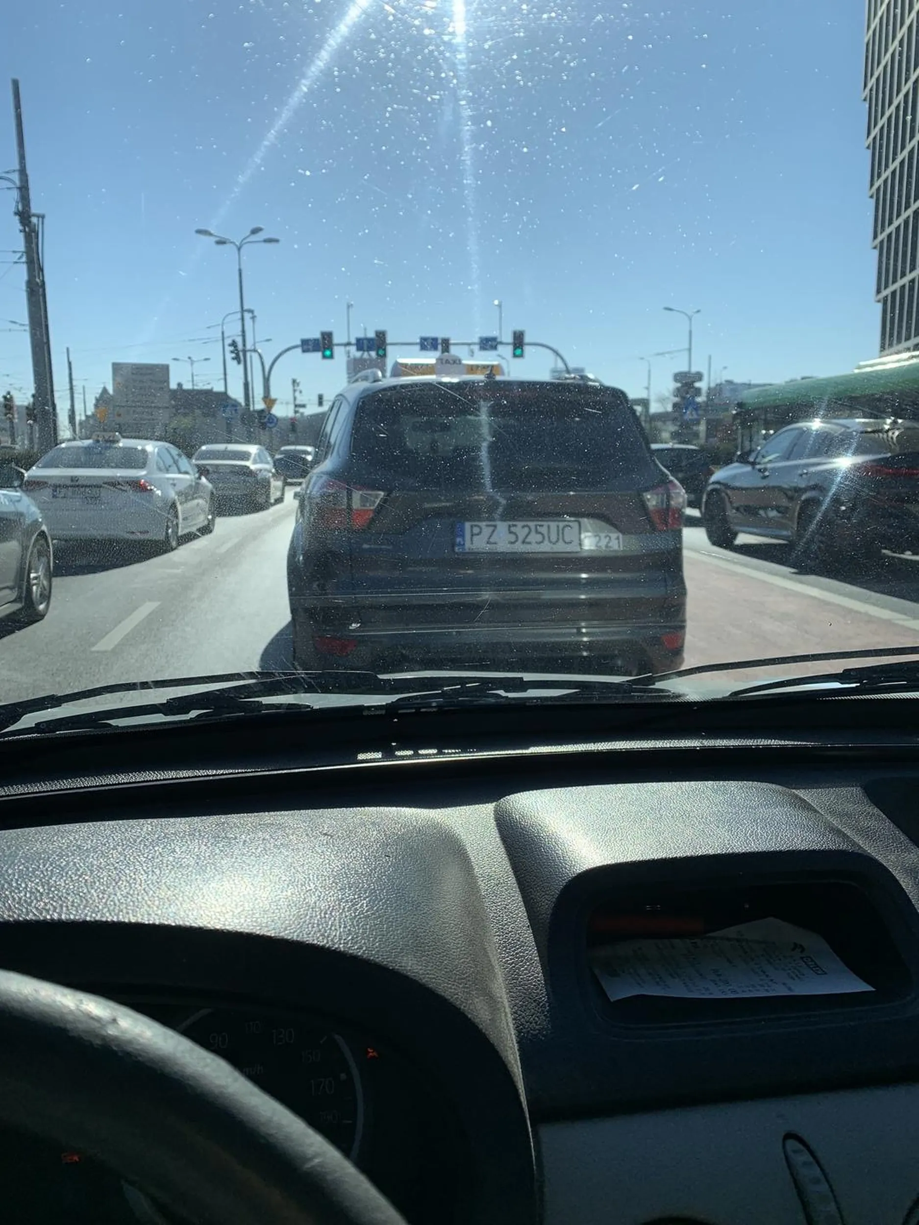 Kultura na drodze i używanie kierunkowskazów, jest temu podpoznańskiemu dusigroszowi obce