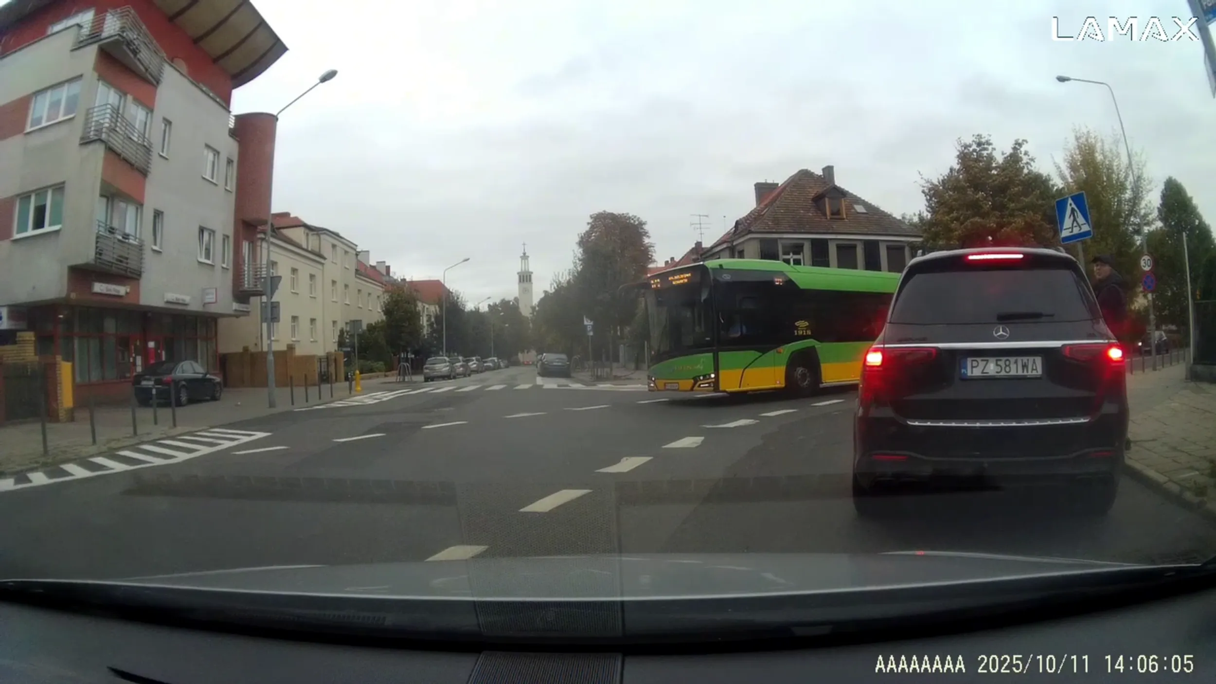 Naście lat jezdze a takich chamów i bezczelnych ludzi nie spotkalem. na zakrecie i przed przejsciem dla pieszych sobie dyskutują, jeden w aucie drugi stoi na jezdni. trąbienie zero reakcji, nawet zaczął cham na zewnątrz wyklinać i wyzywać, korek się zrobił przejazdu brak a ci dalej niewzruszeni, blisko po minucie dopiero pojechal