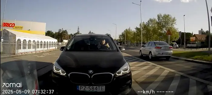 Jak chcesz zapie**lać to jedź sobie na tor. Jak wjechalem na królewiecką byłeś przy skrzyżowaniu za Brico. Czyli jeszcze przyspieszałeś do 70 lub więcej km/h. Jeszcze będzie buc łapami machał. Czy to znaczek z auta odbiera punkty IQ? Jak nie potrafisz się zachować w miejscu publicznym wsiądź do auta i nie wyjeżdżaj z garażu ;P