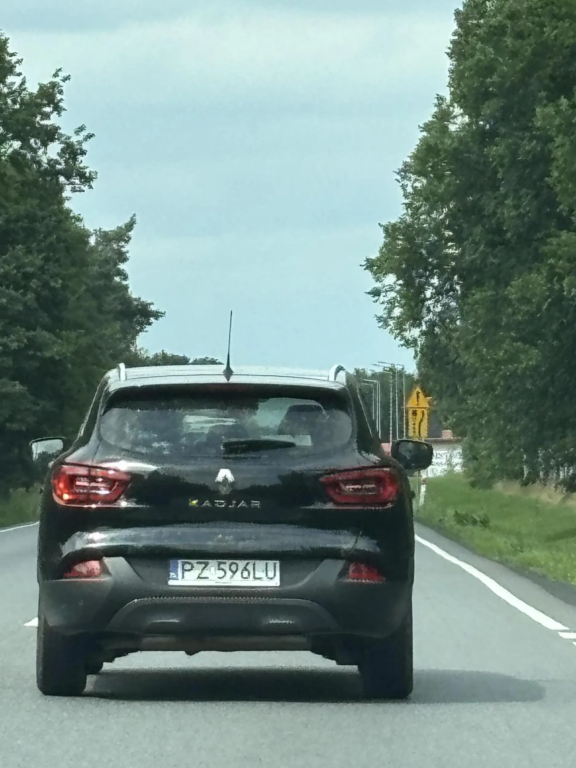 stary kierowco następnym razem jak wyjeżdżasz za drogę to łaskawie spójrz czy komuś nie zajeżdżasz drogi bo gdyby nie było pobocza to byś skończył z autem w dupie :)