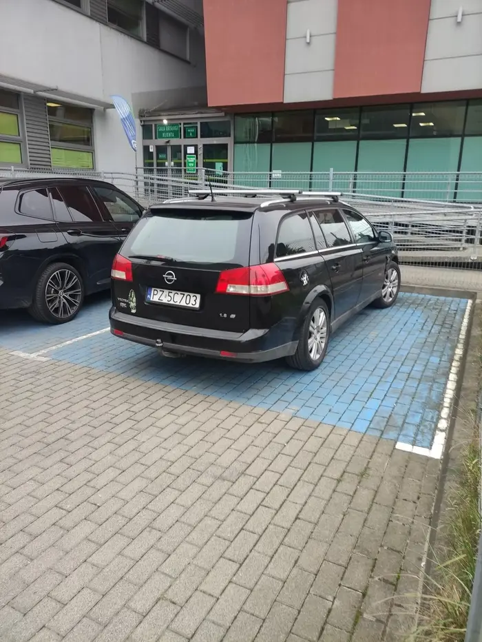 Nie zajmuj miejsca dla niepełnosprawnych jeżeli nie masz wyłożonej (bo nie posiadasz) karty parkingowej!