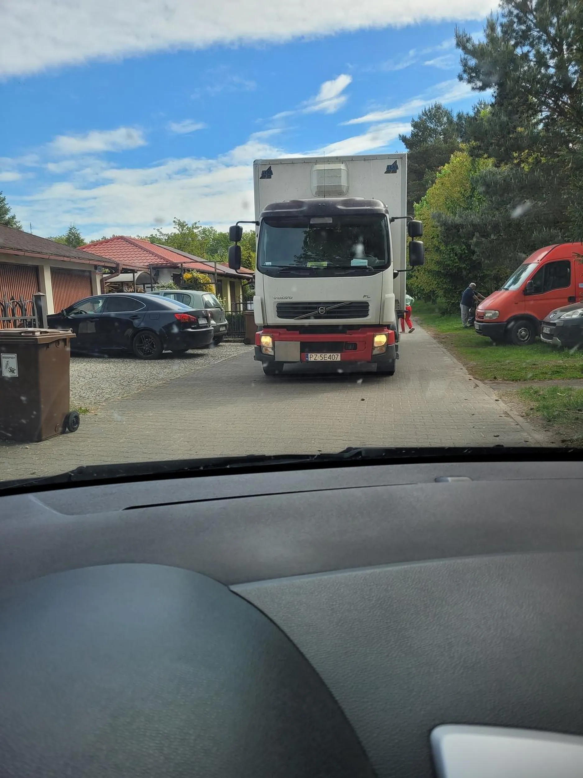 Większość kierowców wykazuje się kulturą i myśleniem na dordze o innych uczestnikach ruchu. Słowo klucz WIĘKSZOŚĆ. Tutaj mamy przykład braku tych umiejętności. Kierowca wjeżdżając tyłem w uliczkę widział, że jadę za nim i zamiast zjechać na bok, żebym mógł przejechać stanął na środku blokując przejazd na czas rozładunku, mając w tyłku innych kierowców. Na koniec jeszcze musiałem wycofywać, bo Baran nie potrafi pomyśleć.