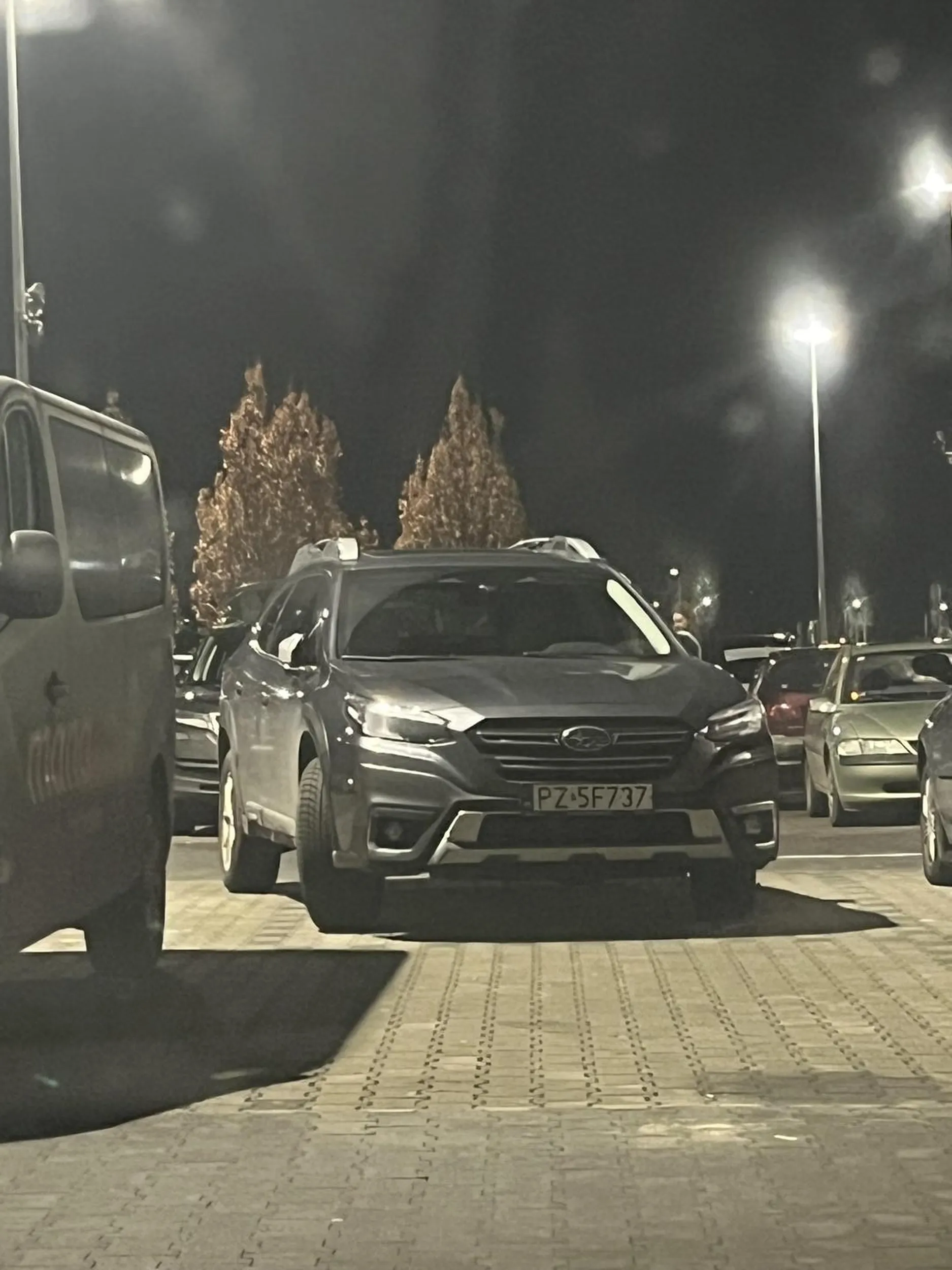 Pani sobie stanęła na dwóch miejscach parkingowych