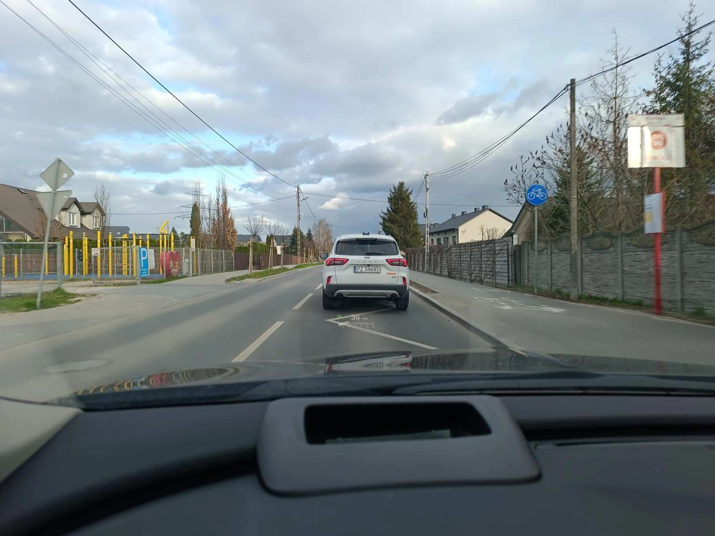 Auto z logiem blum. Kierowca wyprzedza na podwójnej ciągłej w okolicy węzła Lesznowola przy zjeździe na Piaseczno