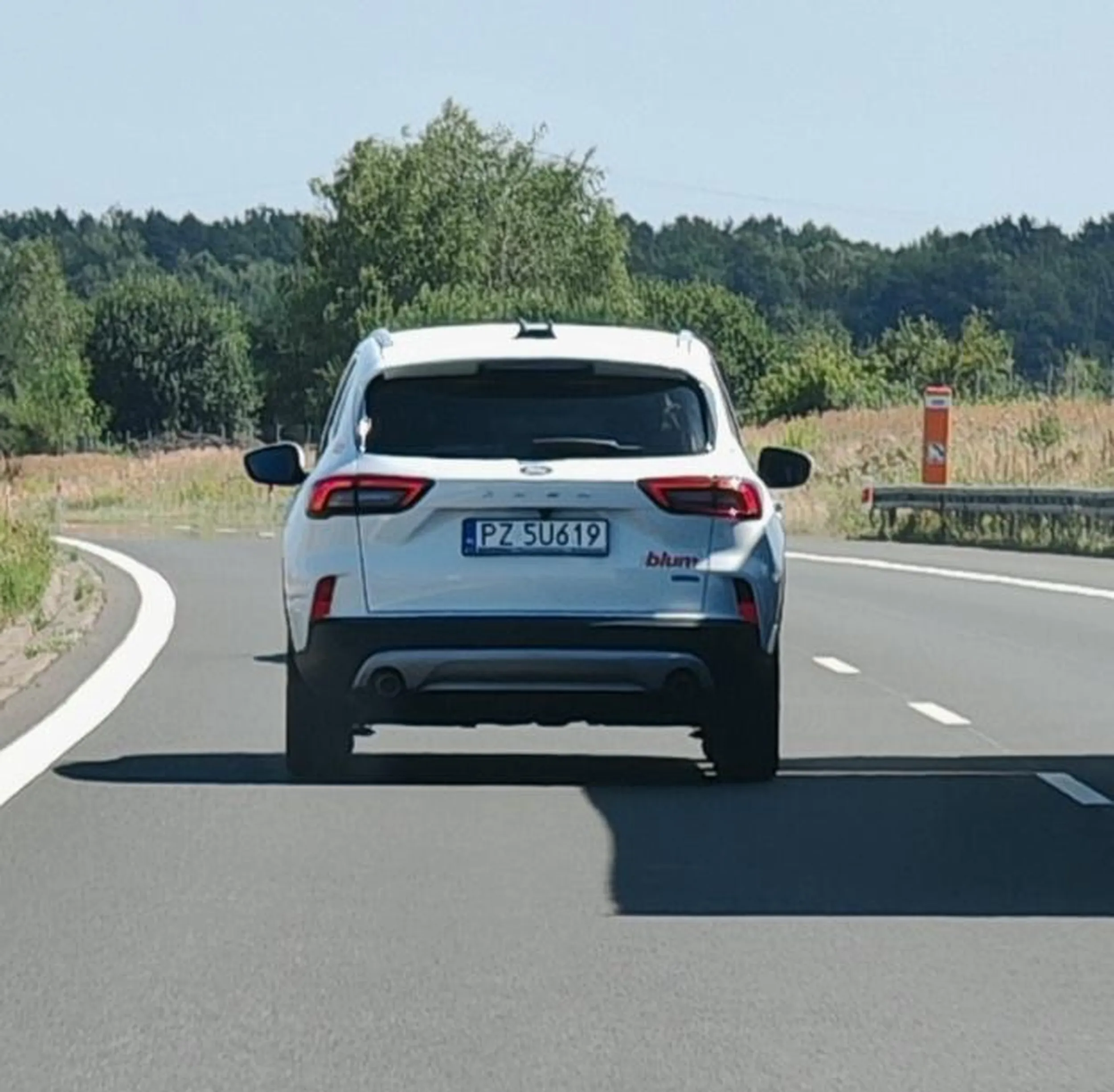 Po wyprzedzeniu ciężarówki i mnie wjeżdża przedemnie. Zwalnia, aż ciężarówka nas wyprzeda. Celowo wyhamowywał ruch. Po czym ruszył przed siebie z nadmierną prędkością. Dlaczego z nadmierną? Ponieważ jechałem zgodnie z przepisami, a on rozpędzał się znaczenie szybkiej. Trochę niepoważne zachowanie.