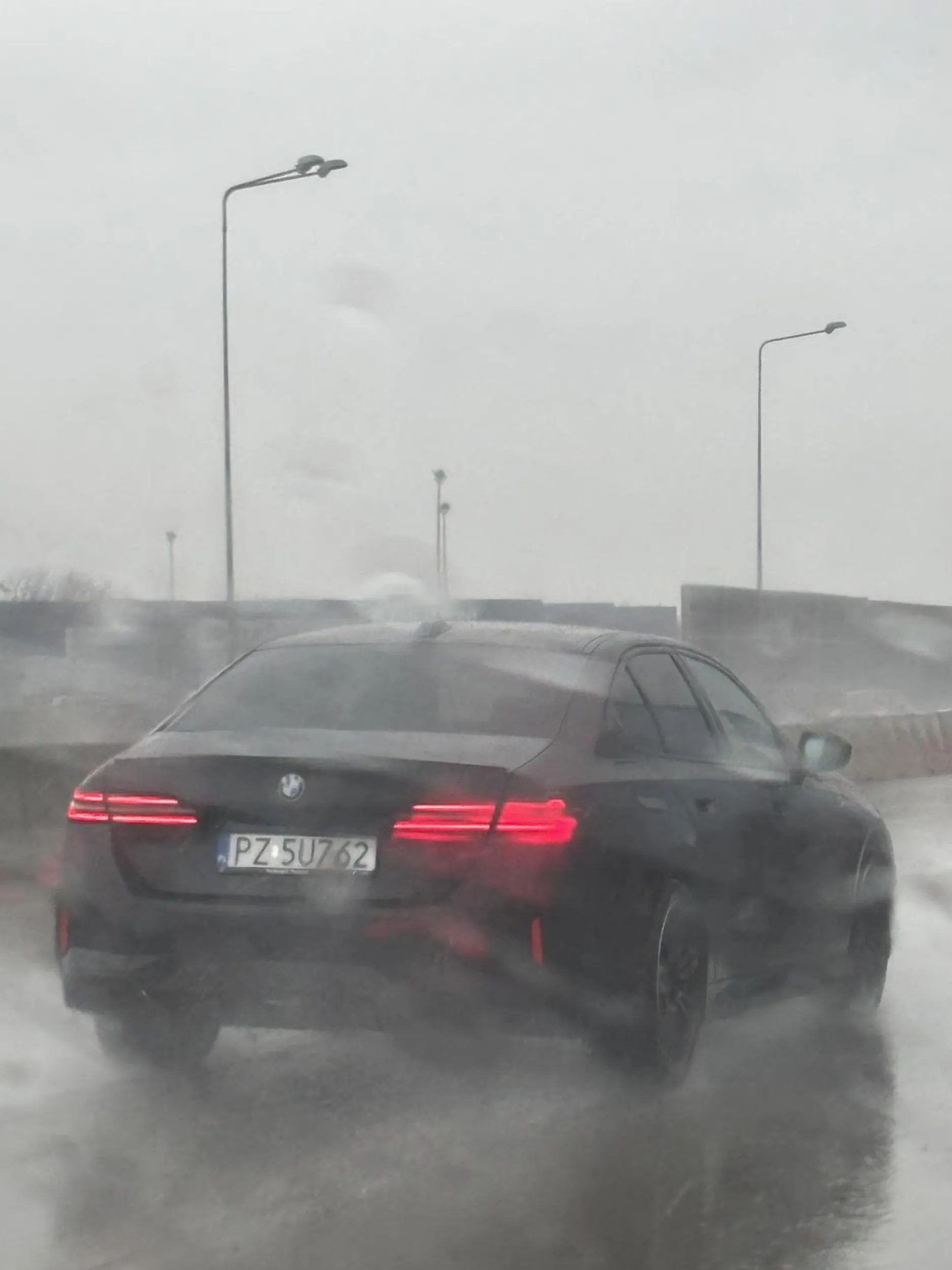 Kierowca ewidentnie pierwszy raz jedzie autostradą. Z prawego pasa nagle wjechał na lewy zajeżdżając drogę innemu, do tego nie utrzymuje dystansu w trudnych warunkach atmosferycznych.