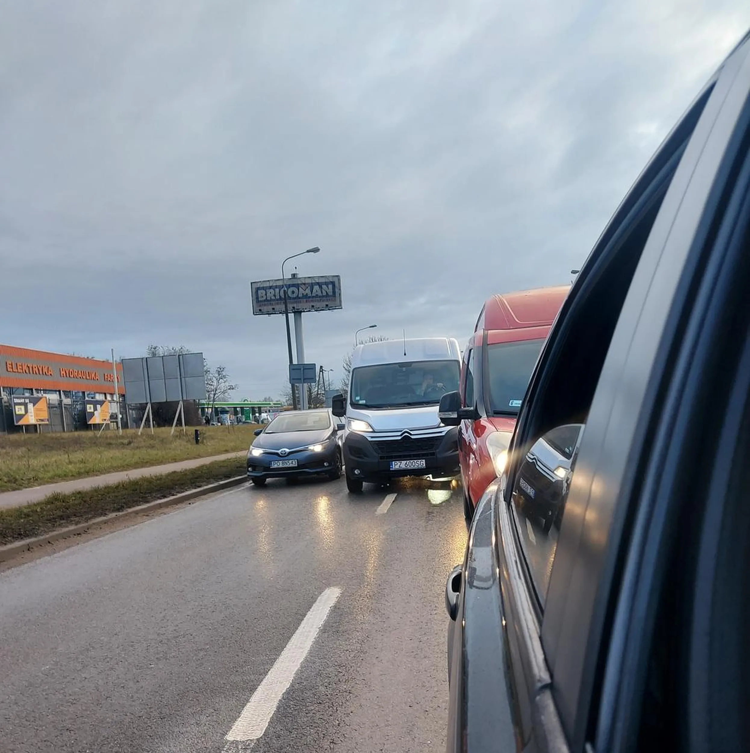 Szeryf drogowy. W godzinach szczytu celowo blokuje drugi pas żeby uniemożliwić dojazd do samego końca i jazdę na suwak.....