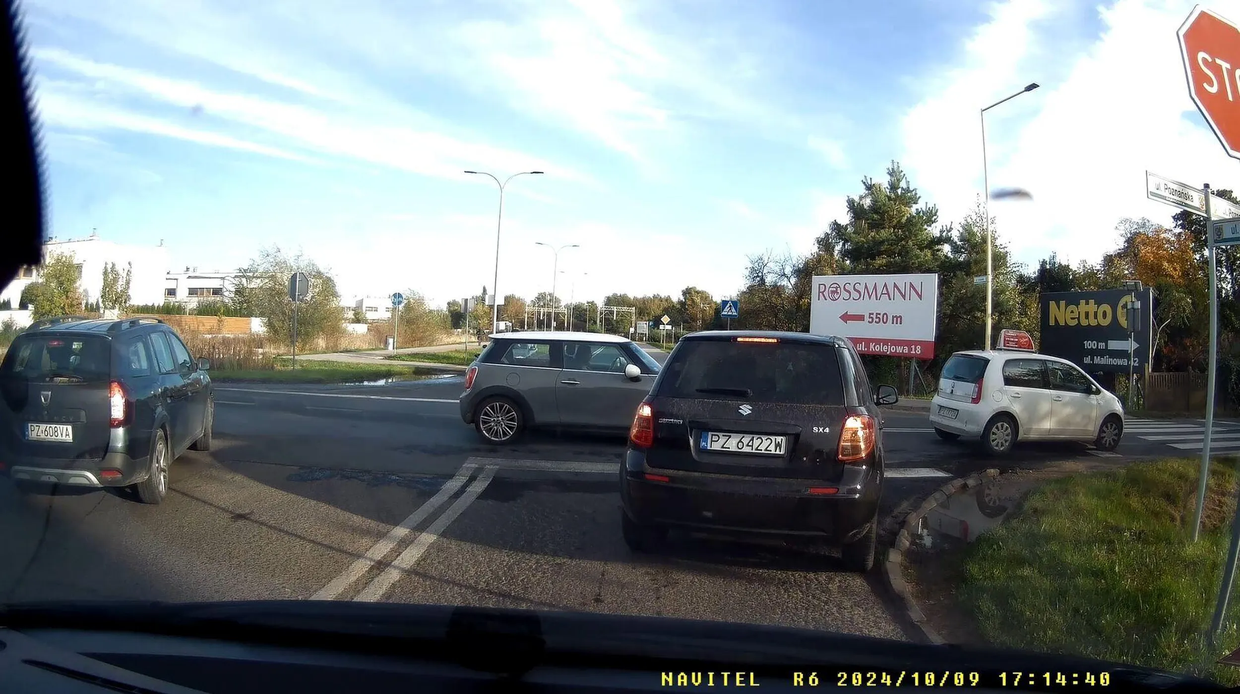 Przekracza podwójną ciągłą i jedzie ul. Malinową w Palędziu pod prąd aby skręcić w lewo.