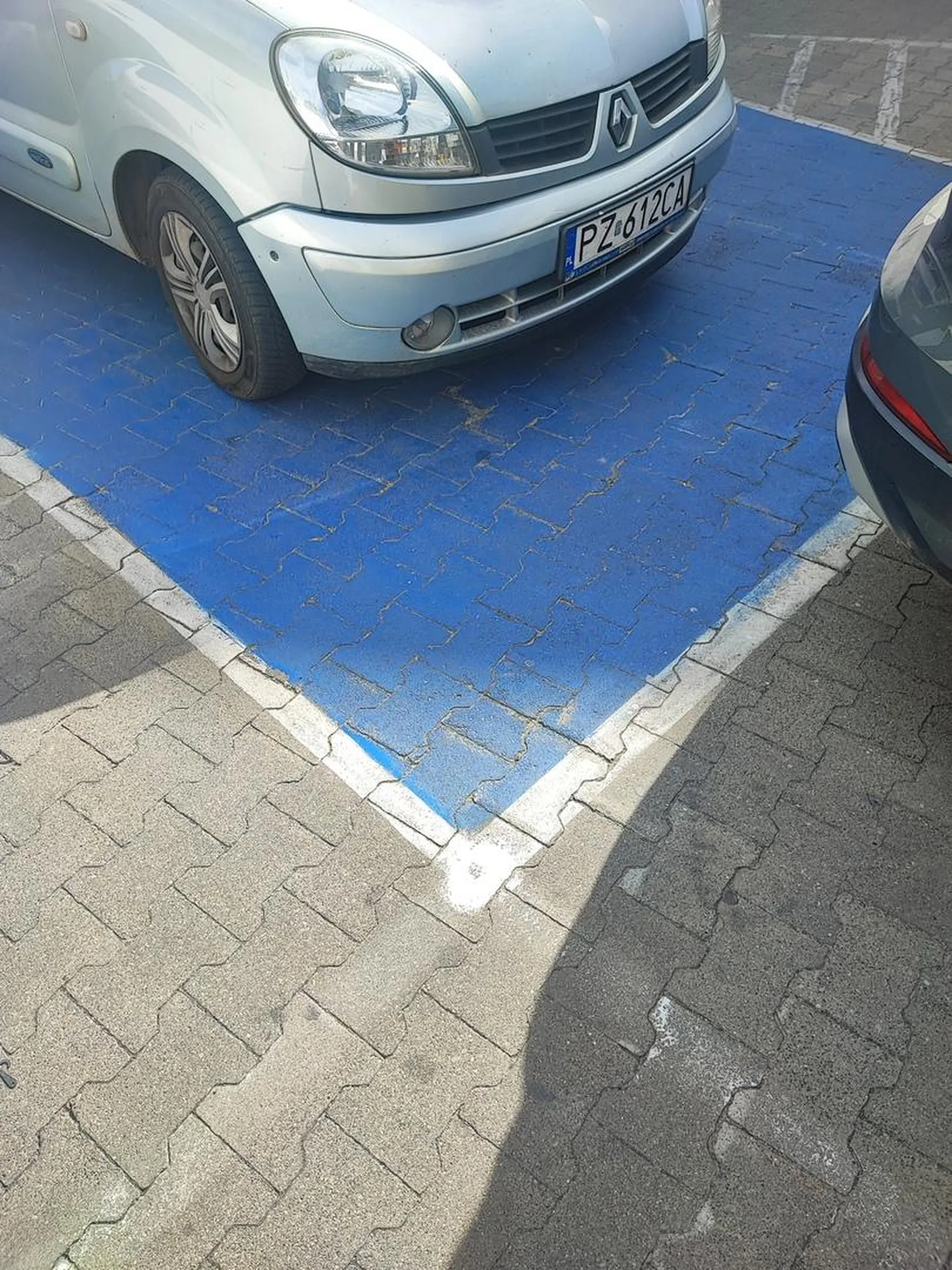 Staje na miejscu dla niepelnosprawnych. Niestety za duzo kamer zeby szybki mandat obywatelski wystawic rysowaniem lakieru